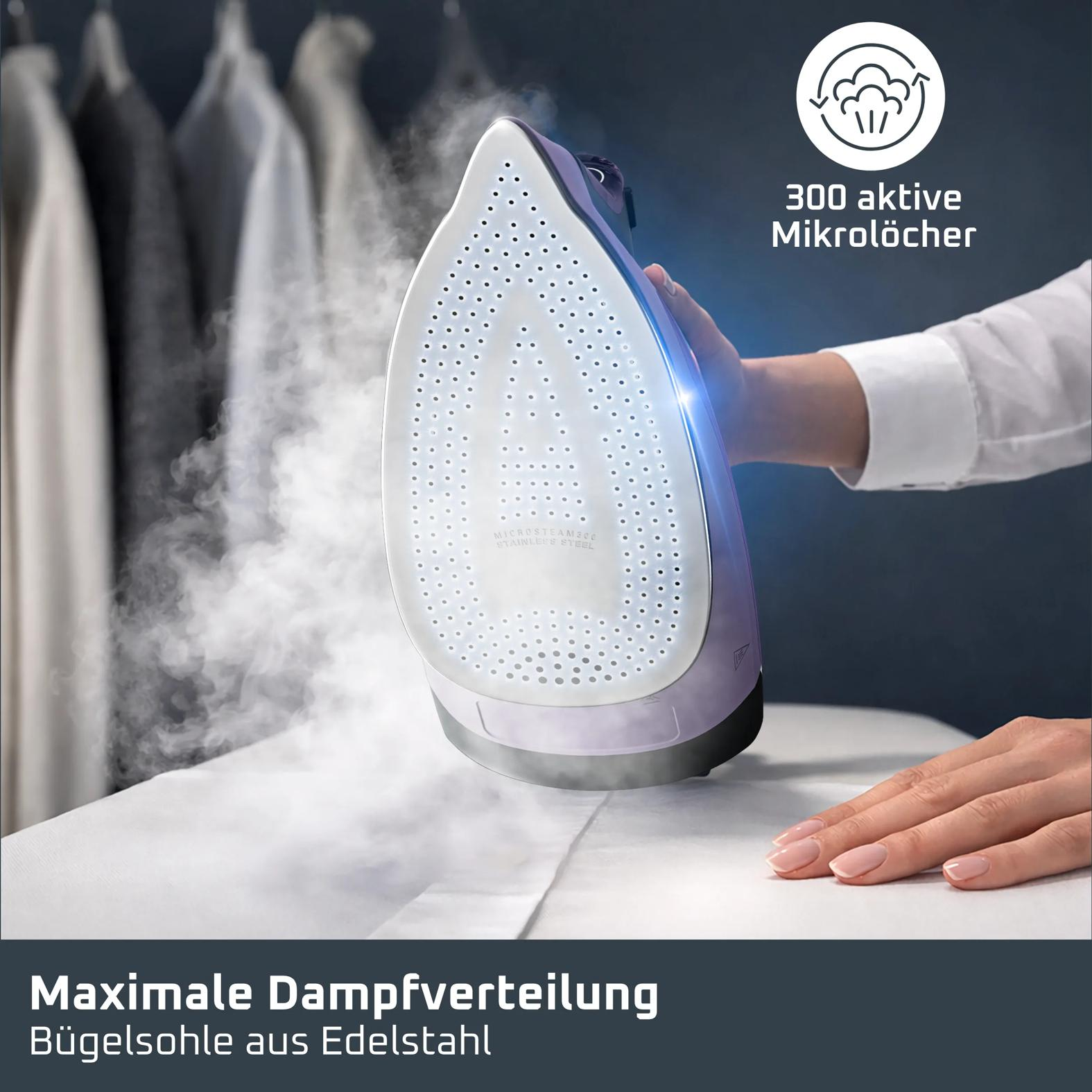 Ein lila Dampfbügeleisen gibt Dampf aus der Bügelsohle auf einen weißen Stoff ab.