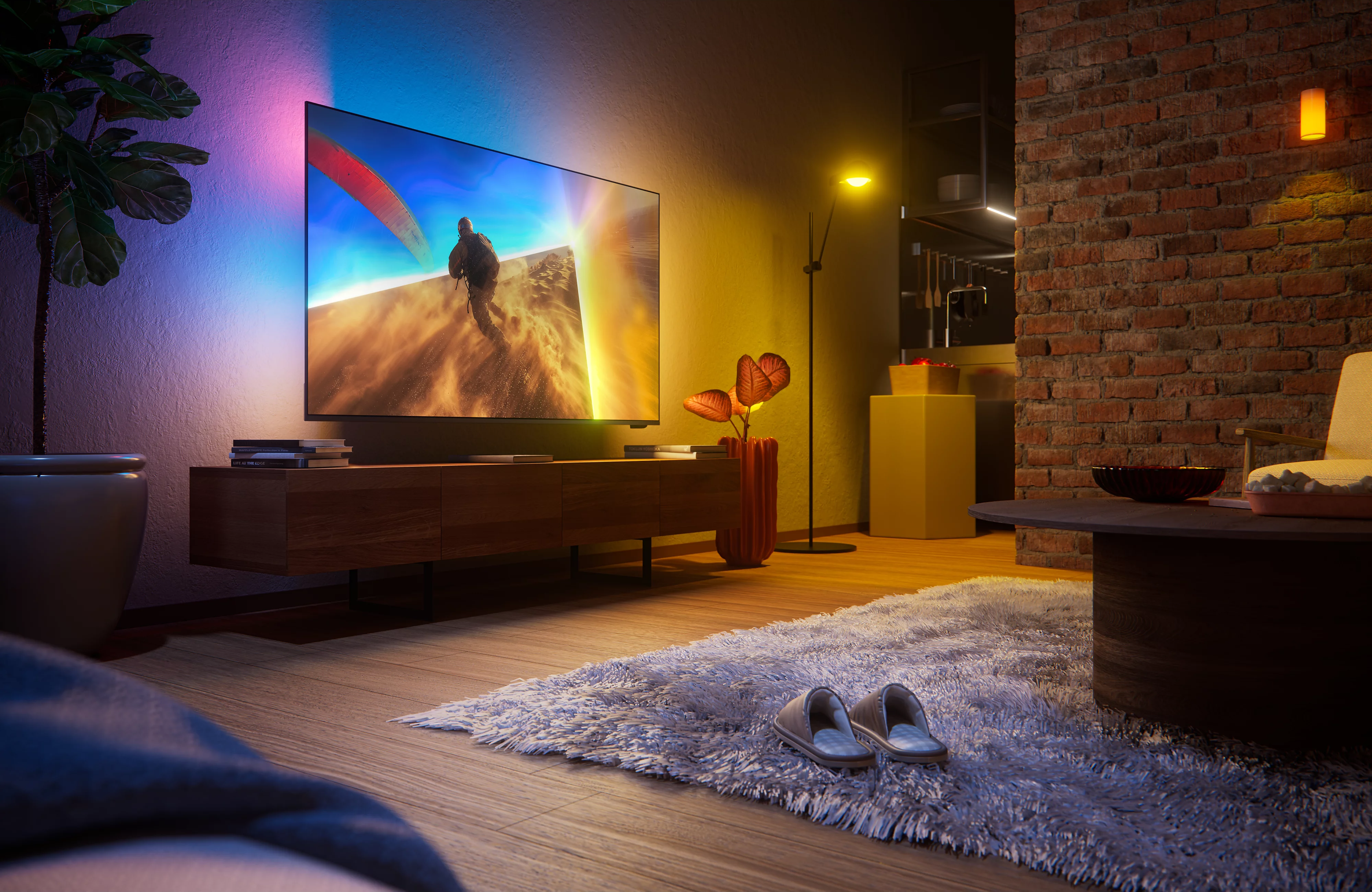 Gemütliches Wohnzimmer mit großem Fernseher, der ein Videospiel zeigt, Umgebungsbeleuchtung und Hausschuhen auf dem Teppich.