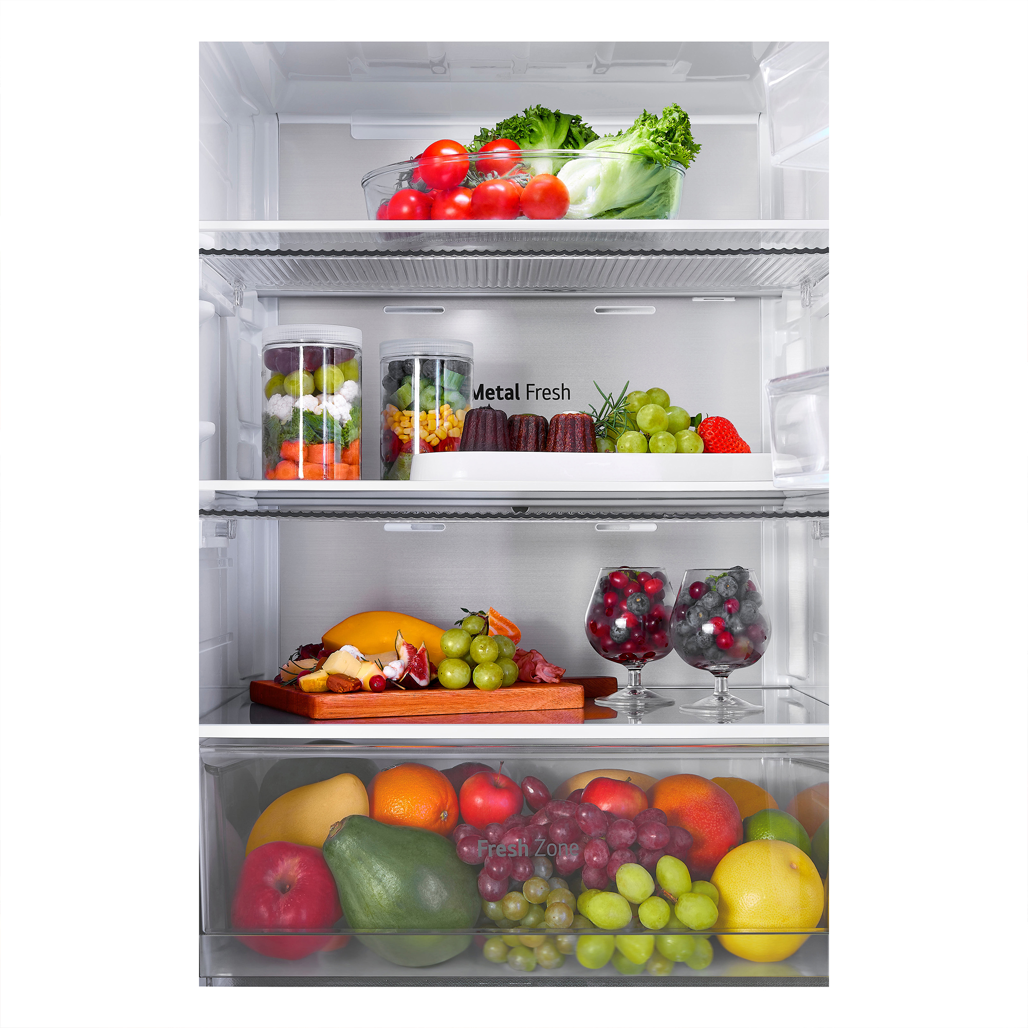 Un refrigerador limpio lleno de frutas frescas, verduras, frascos y una tabla de madera con comida.