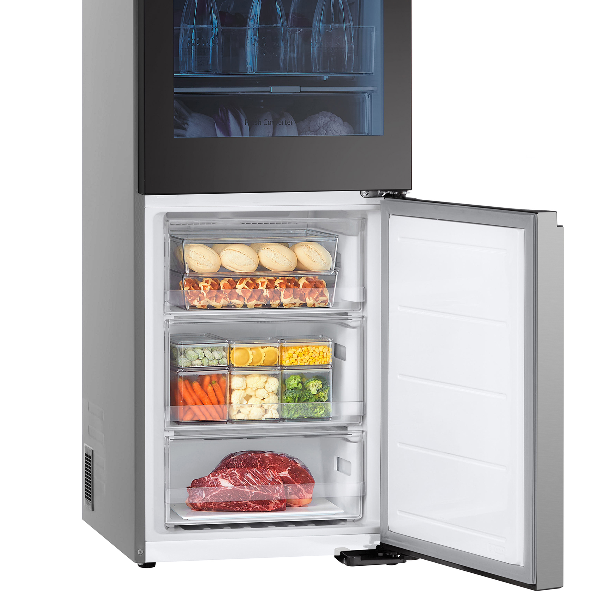 Frigorífico plateado con puerta inferior abierta, con alimentos organizados, verduras y carne cruda en cajones.