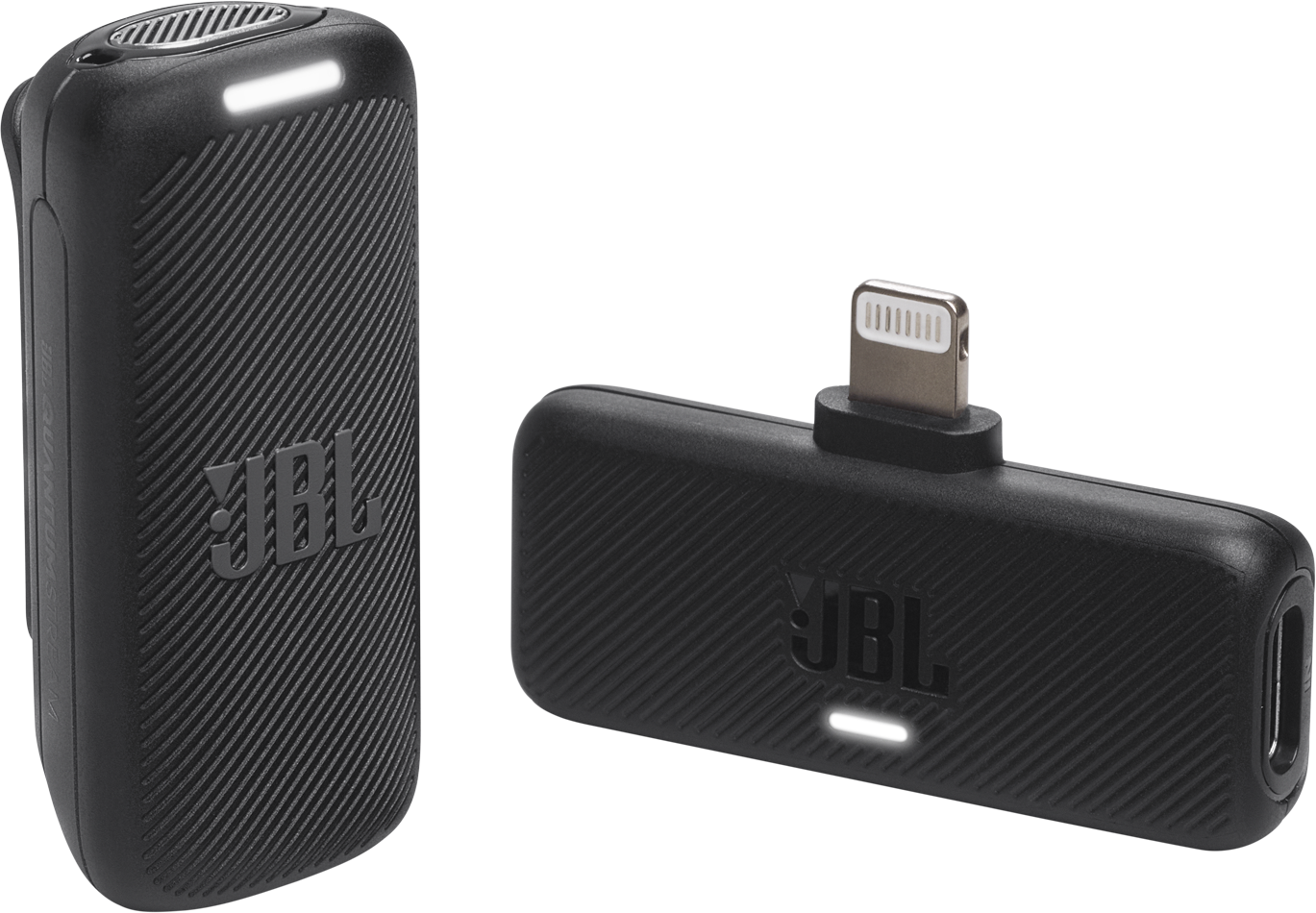 Két fekete JBL audióvevő texturált felülettel és világító kijelzővel, az egyik lightning csatlakozóval.