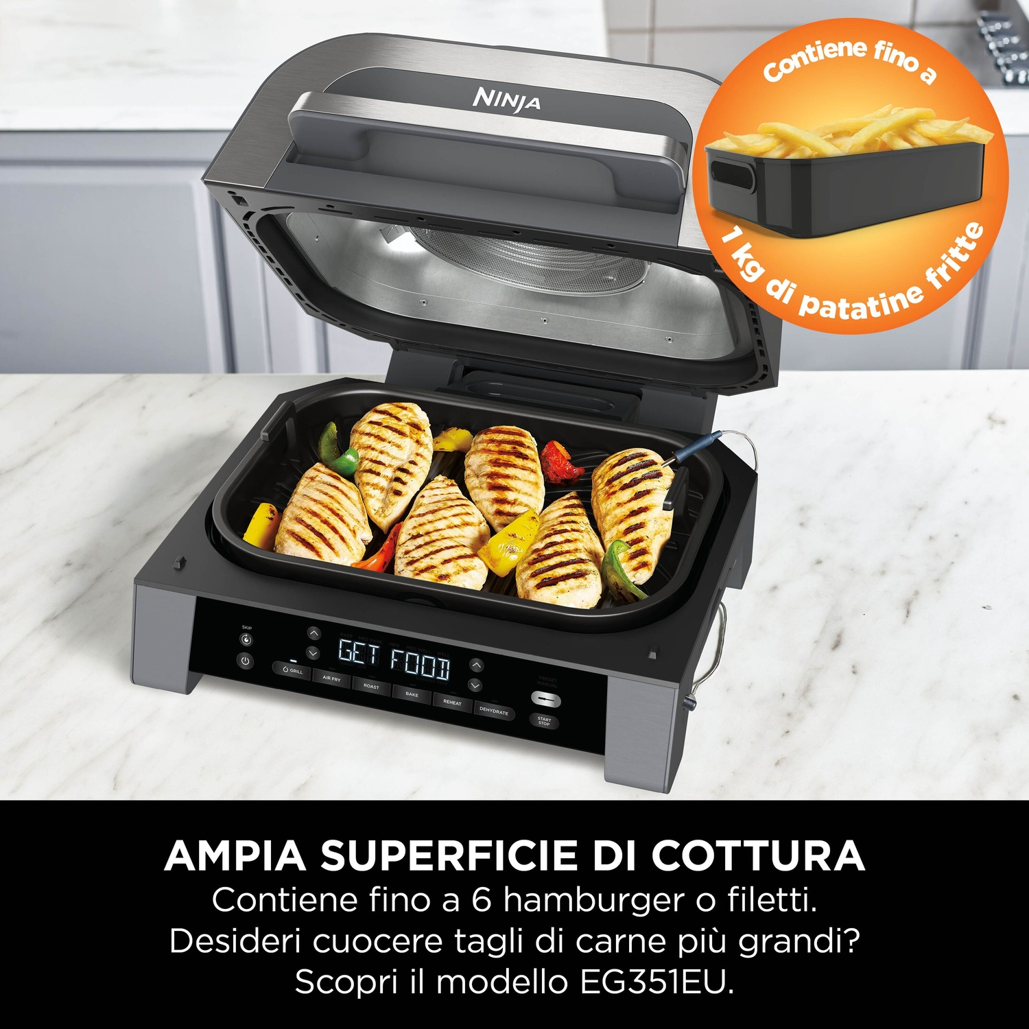Friggitrice ad aria Ninja aperta con petti di pollo e verdure grigliate su un piano di marmo.