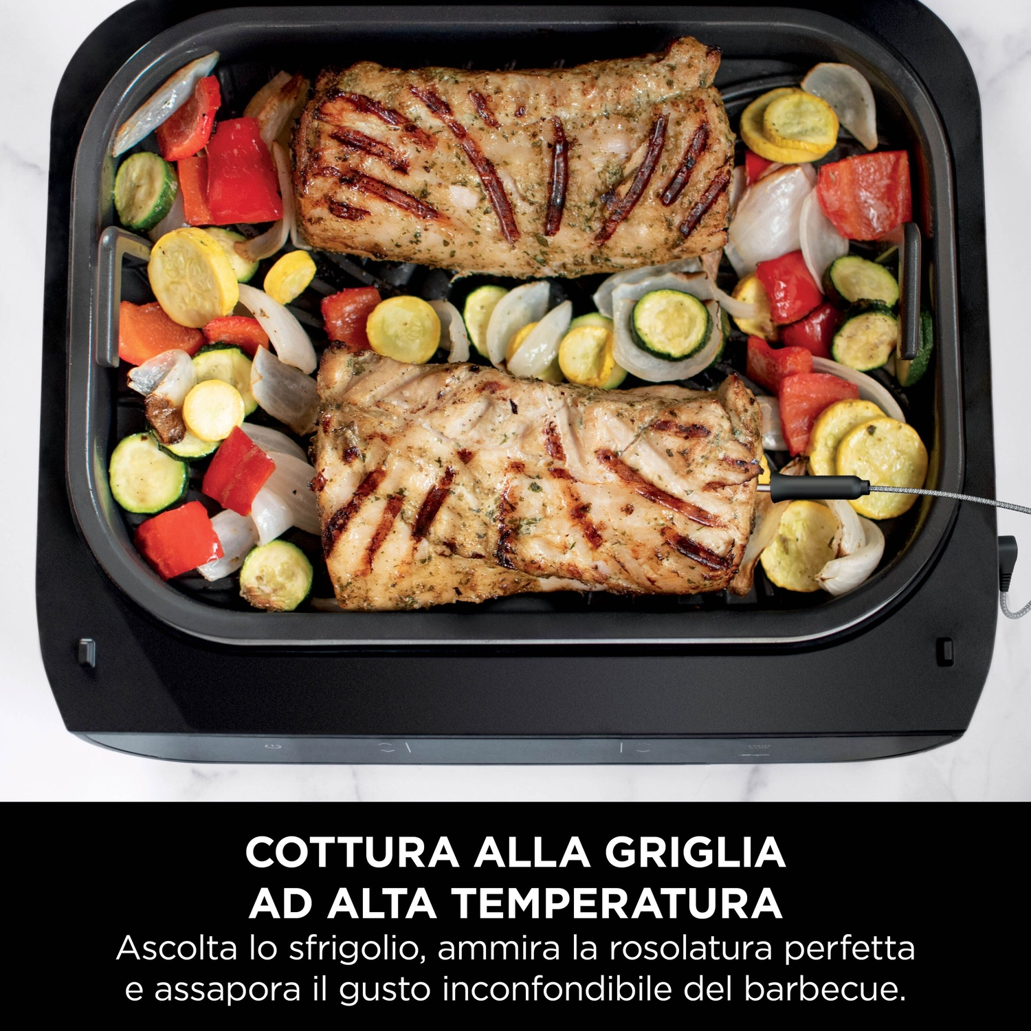 Due arrosti di carne conditi e verdure miste come zucchine e peperoni cuociono su una piastra.
