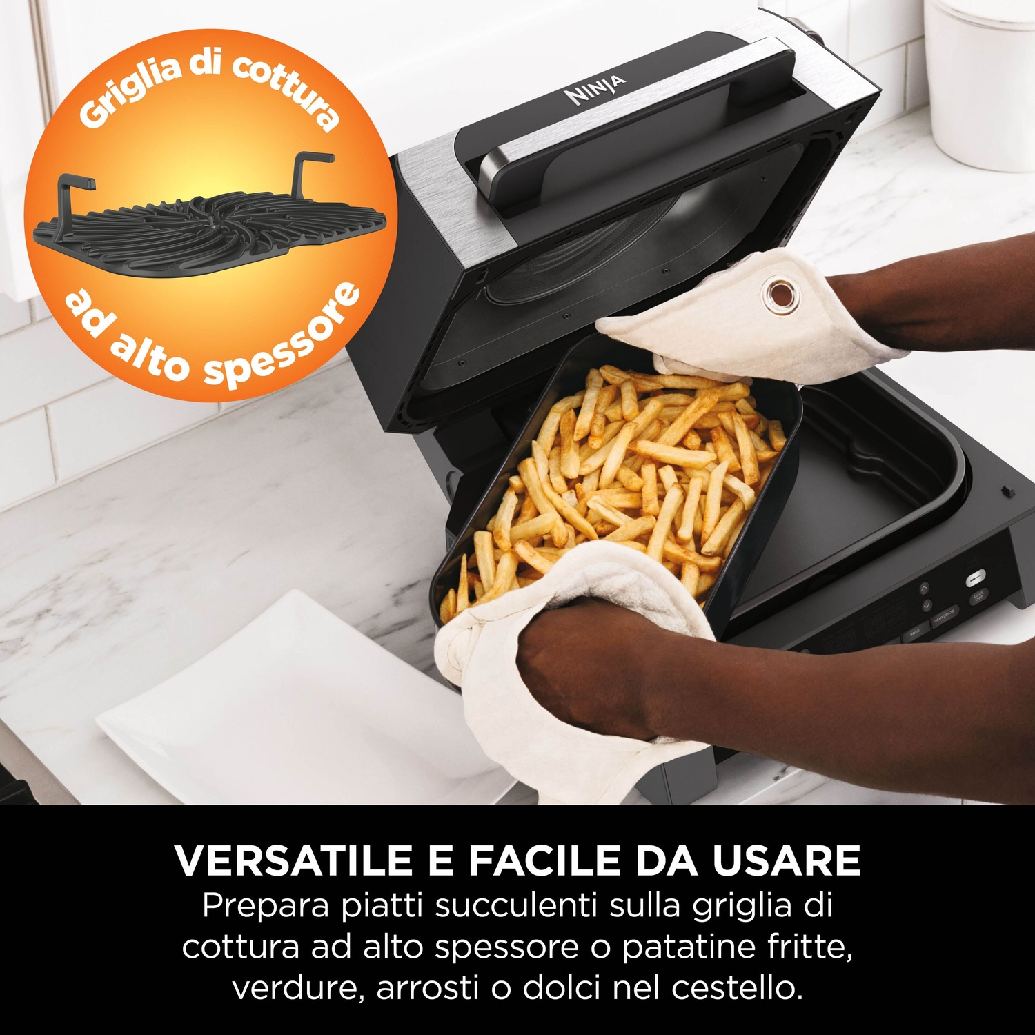 Una persona con guanti da forno inserisce patatine in una friggitrice Ninja.