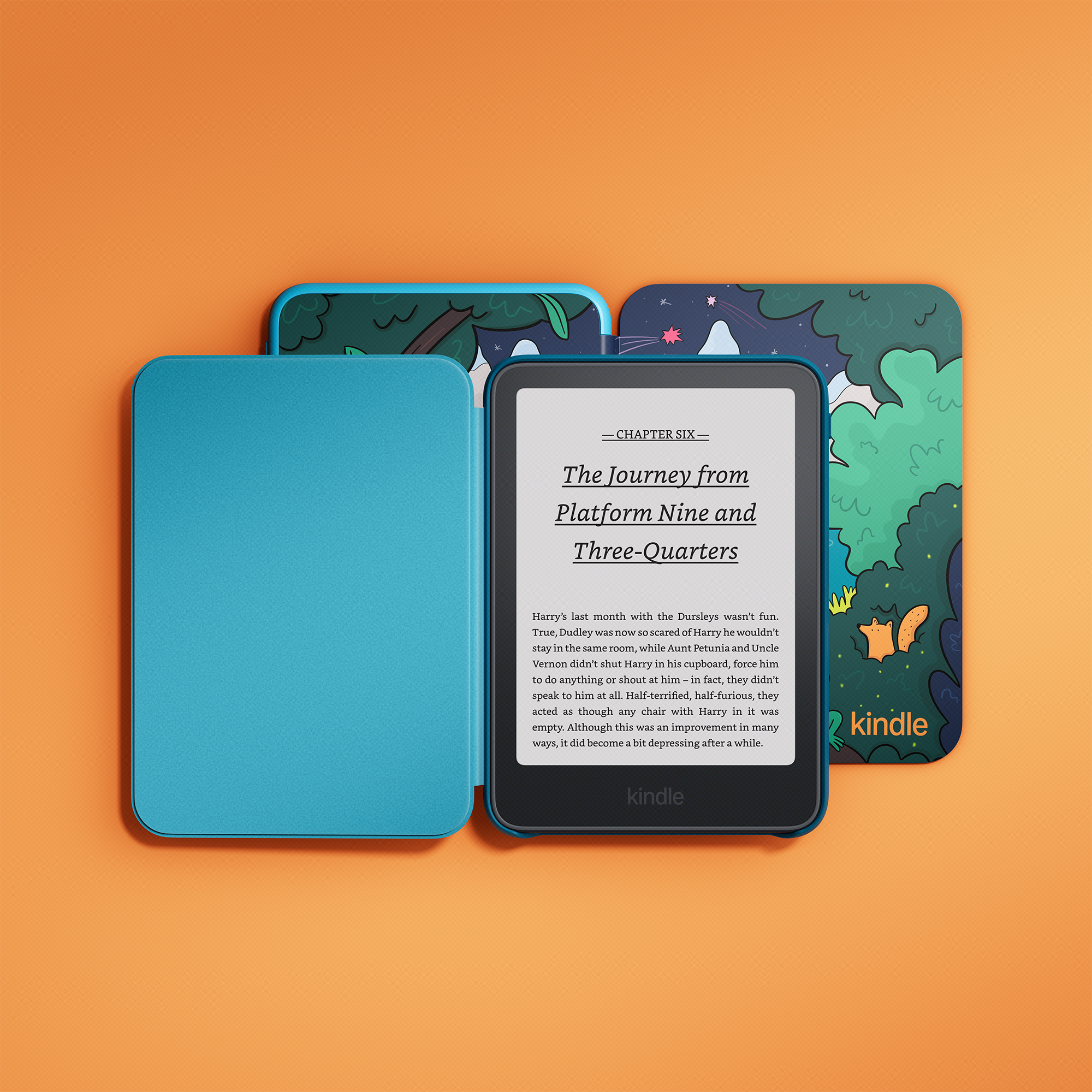 Offener Kindle mit blauer Hülle und einer Harry-Potter-Seite vor orangefarbenem Hintergrund.