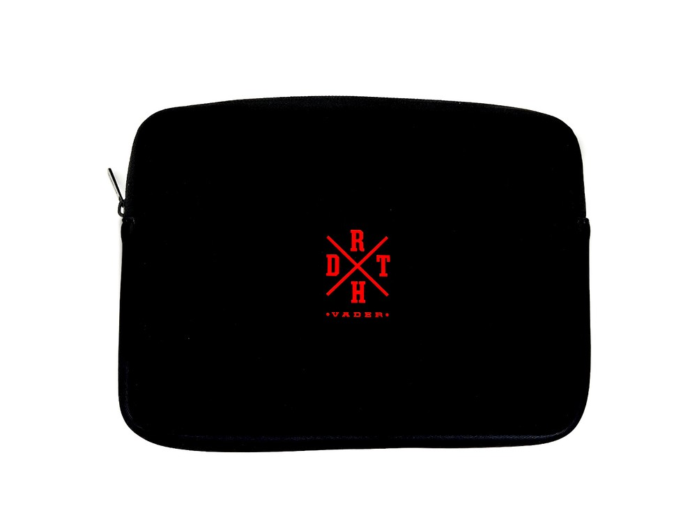 Funda negra para portátil con un logotipo rojo en el centro y la palabra VADER.