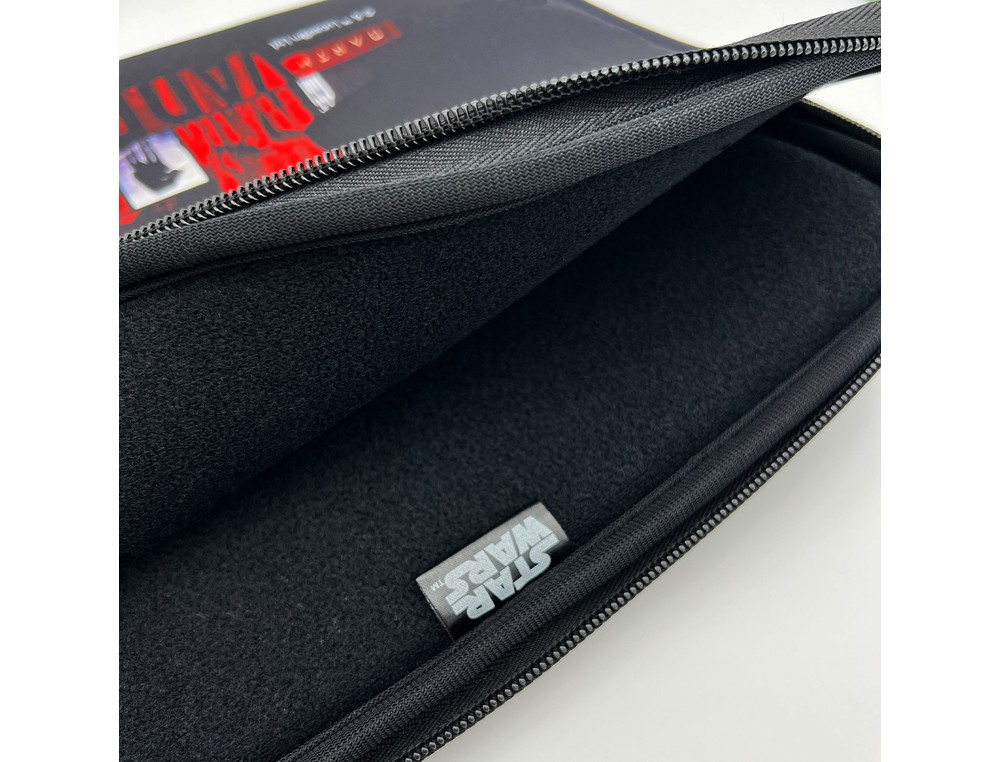 Una funda para portátil negra de Star Wars con forro interior suave y una pequeña etiqueta.