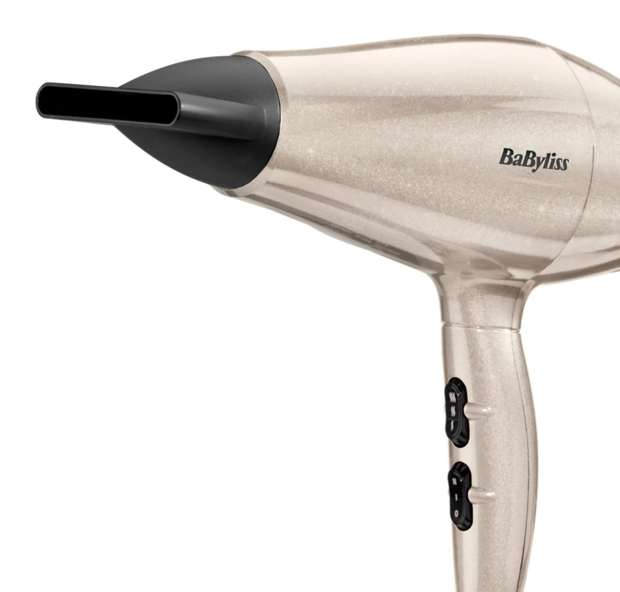 Un secador de pelo BaByliss beige con boquilla concentradora negra e interruptores negros sobre fondo blanco.