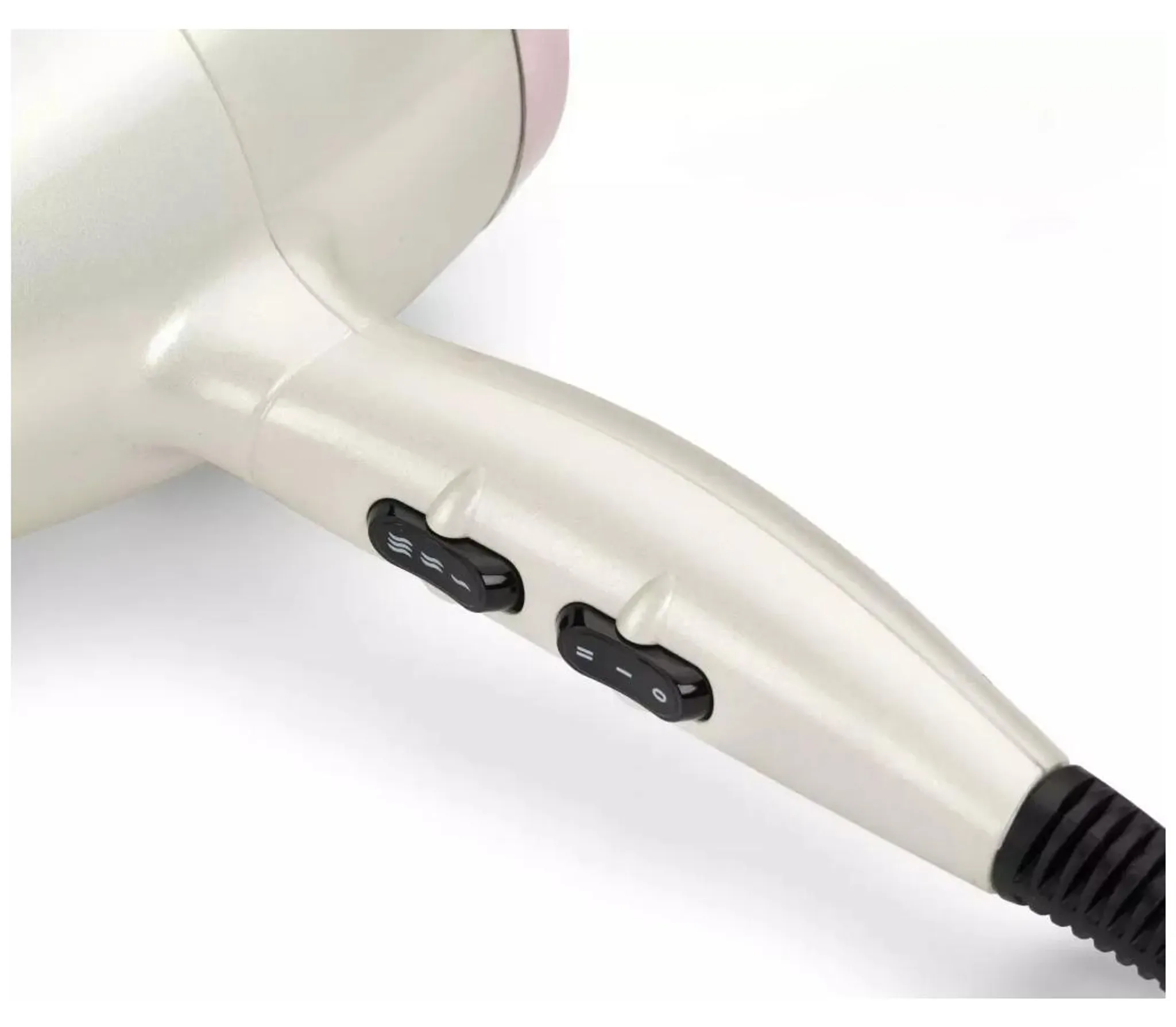 Primer plano del mango de un secador de pelo blanco que muestra dos interruptores de control negros y un protector de cable.