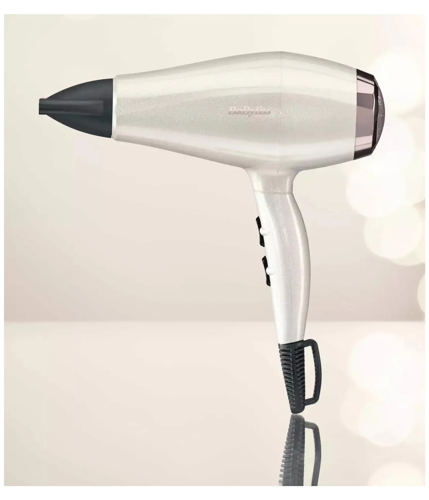 Secador de pelo BaByliss blanco perlado con boquilla negra y detalles en oro rosa.