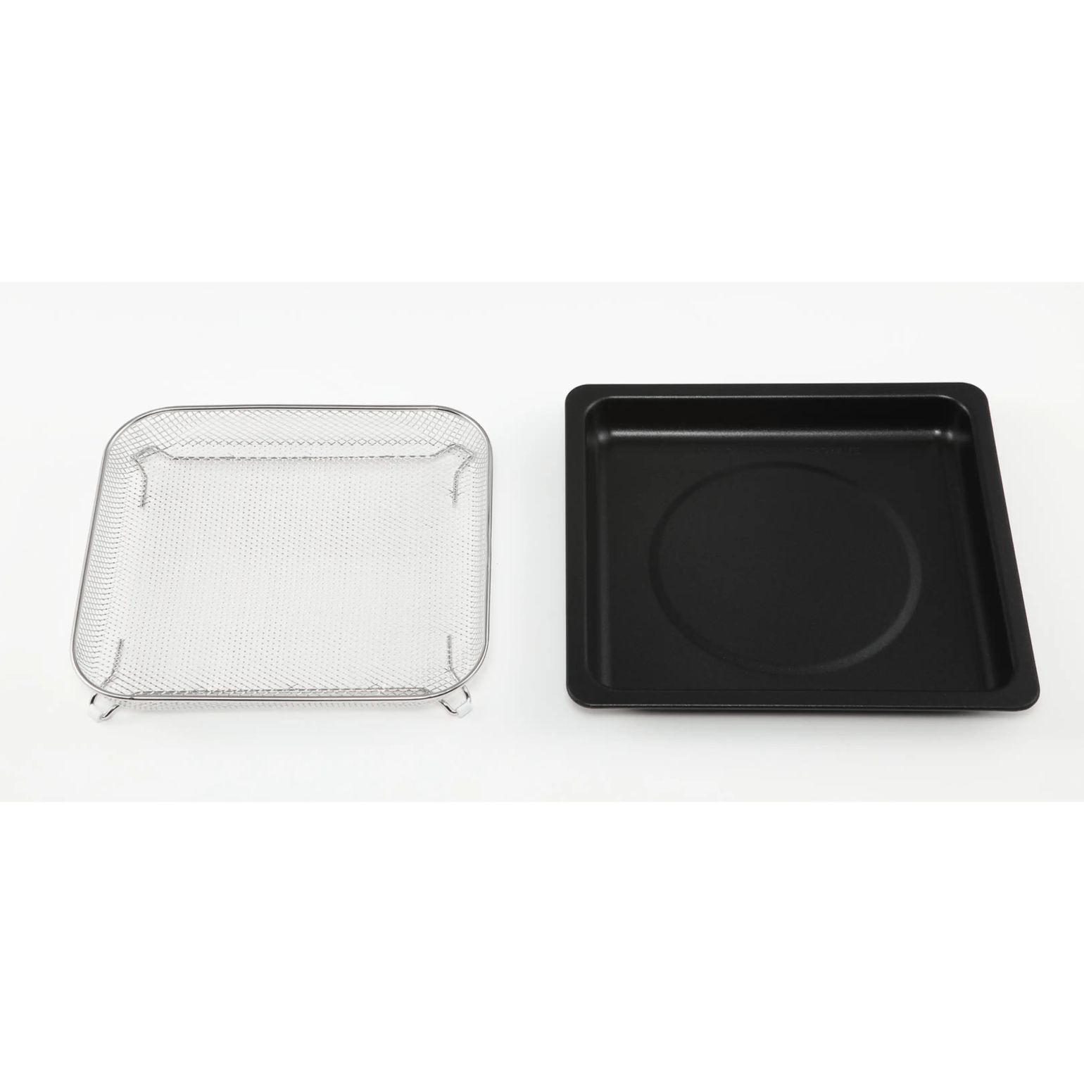 Una cesta de freír de malla metálica plateada y una bandeja de horno cuadrada negra se colocan una al lado de la otra.