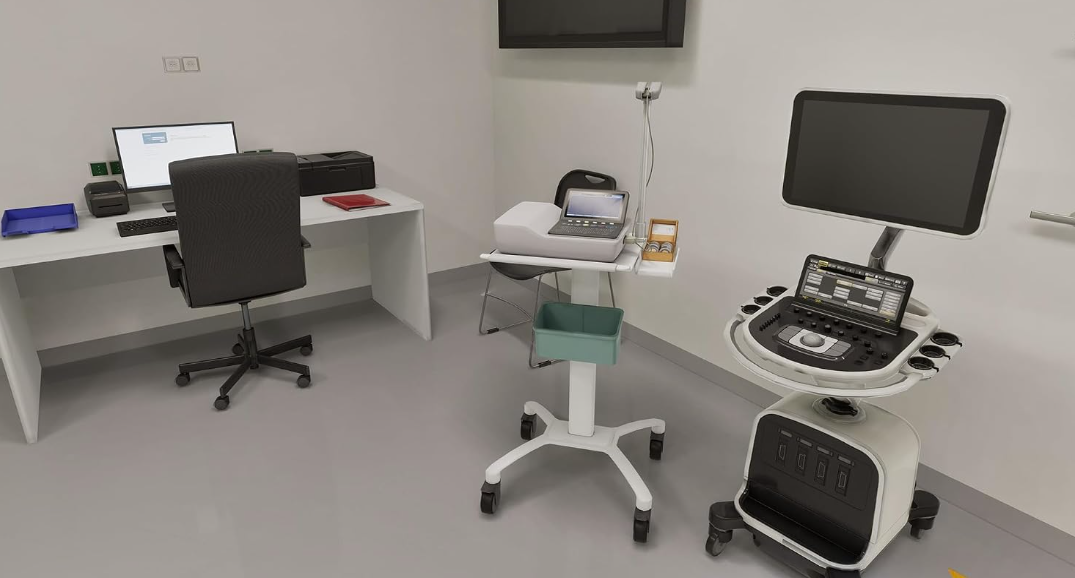 Medizinischer Untersuchungsraum mit Ultraschallgerät, Schreibtisch, Stuhl und medizinischen Instrumenten.