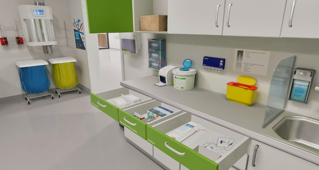 Medizinischer Raum mit offenen grünen Schubladen voller Supplies, blauen und grünen Wäschesammlern und weißen Schränken.