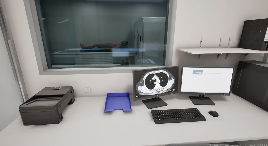 Medizinischer Kontrollraum mit Computern und Drucker; Patient im Scanner durch Glasfenster sichtbar.