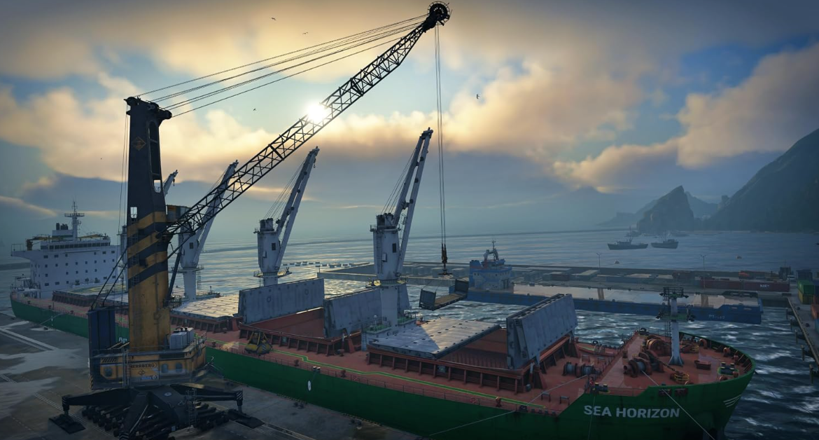 Krane und das Frachtschiff Sea Horizon im Hafen bei Sonnenuntergang.
