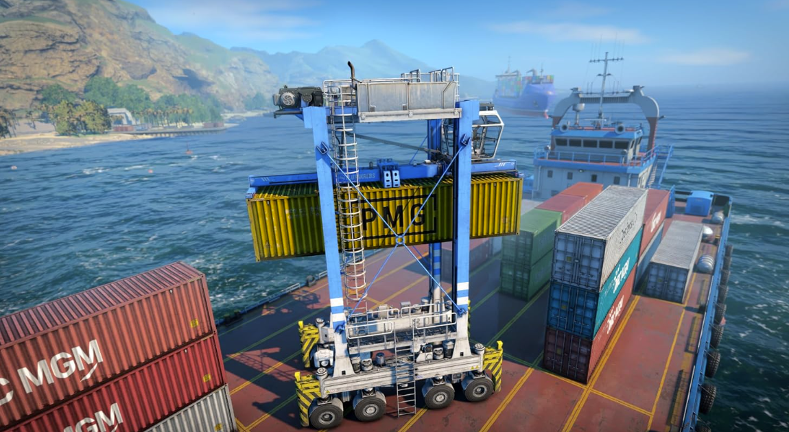 Ein blauer Kran hebt einen gelben Container auf einem Frachtschiff im Ozean.