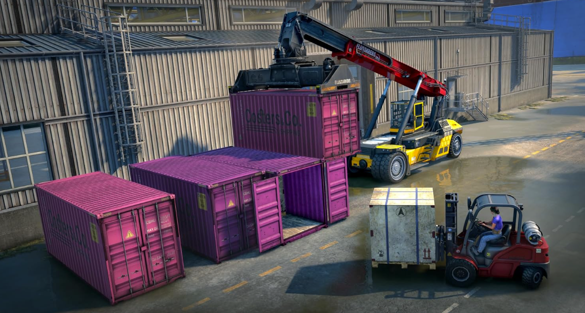 Ein gelber Kran lädt einen lila Container, während ein Gabelstapler eine Palette transportiert.