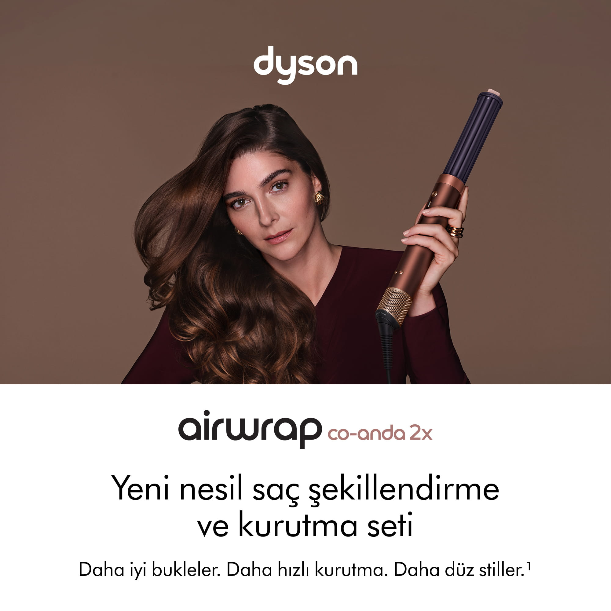 Bir kadın kahverengi arka planda Dyson Airwrap saç şekillendiriciyi tutuyor, metinle birlikte.