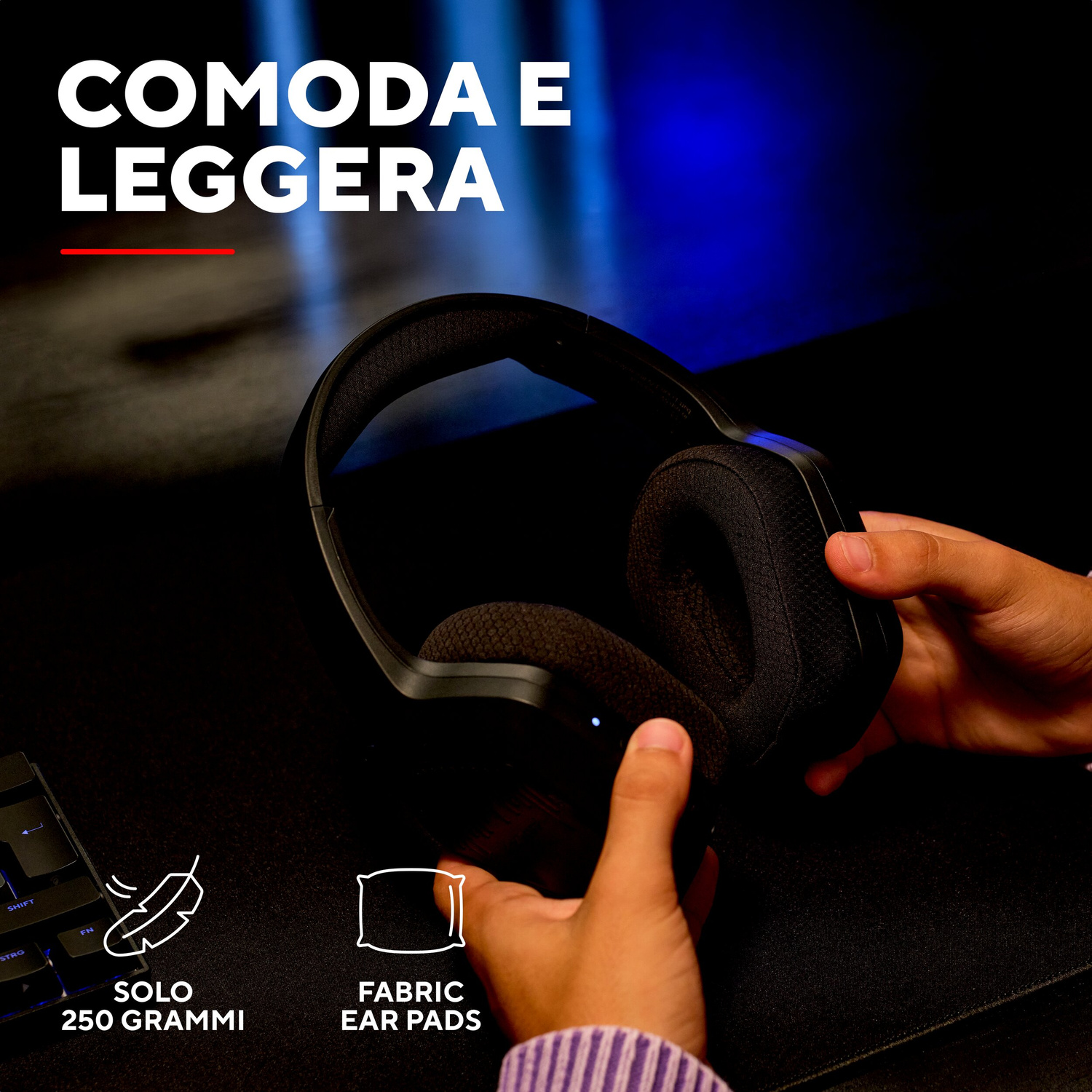 Persona regge cuffie nere con cuscinetti in tessuto; il testo le promuove come comode e leggere.