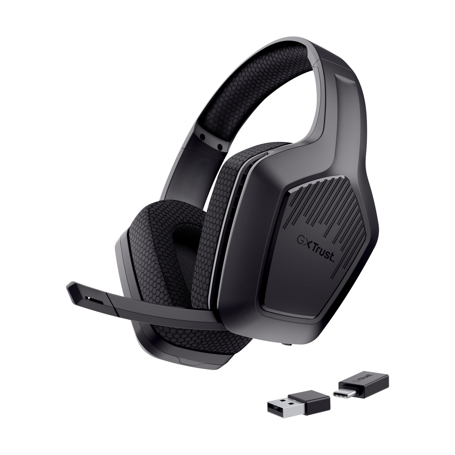 Cuffie da gaming nere con braccio del microfono e due adattatori USB su sfondo bianco.