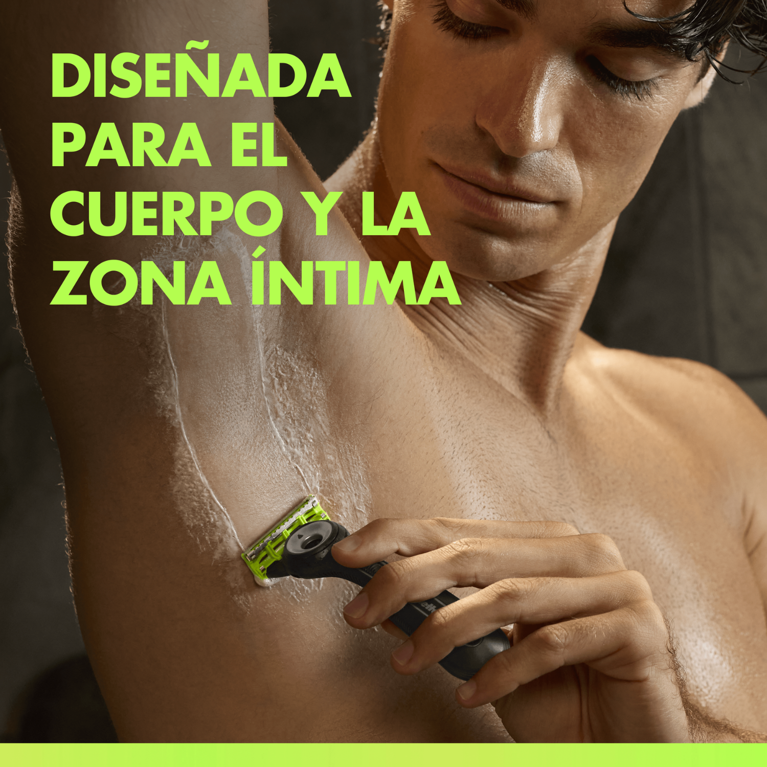 Un hombre se afeita la axila con una maquinilla verde y espuma. Texto superpuesto: Diseñada para el cuerpo y la zona íntima.