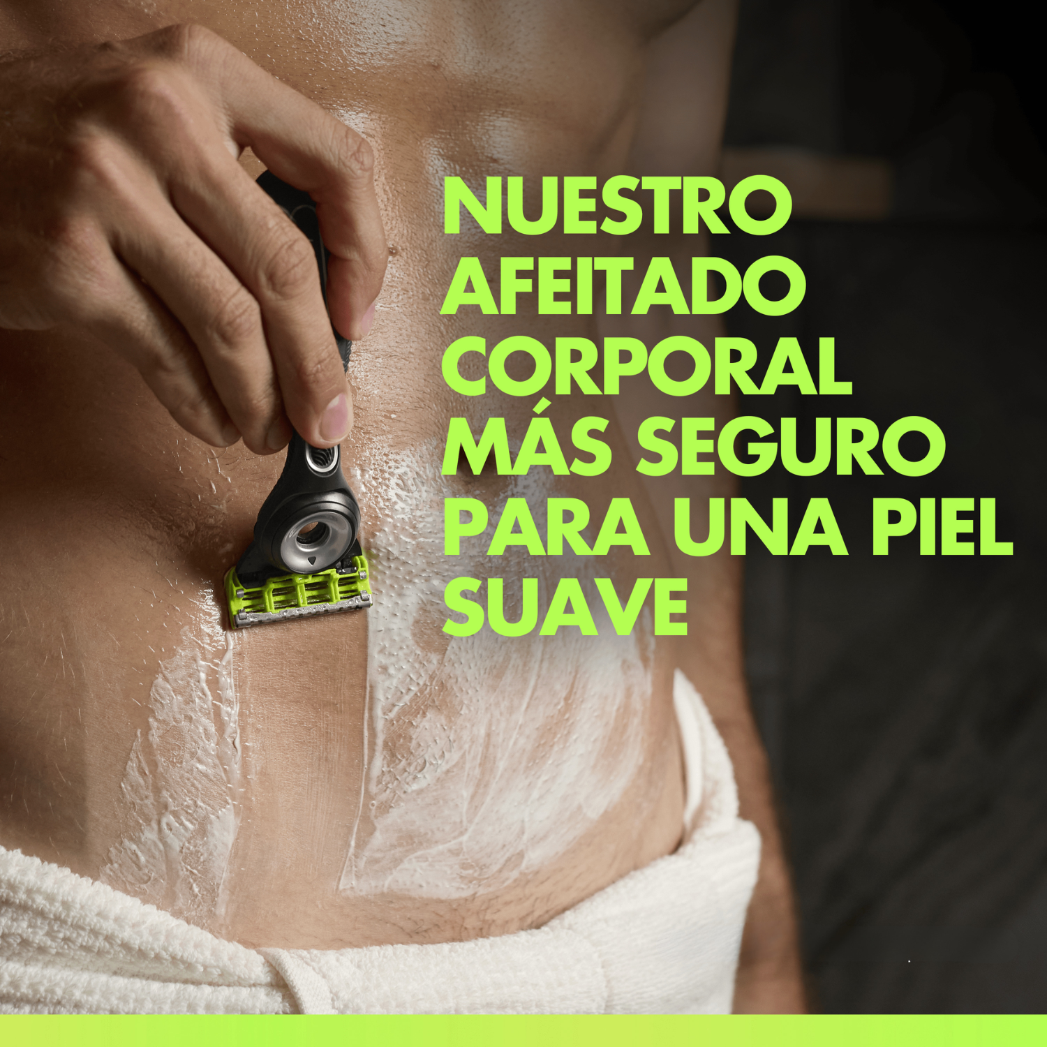 Un hombre se afeita el vientre usando una maquinilla y espuma. Texto verde a la derecha.