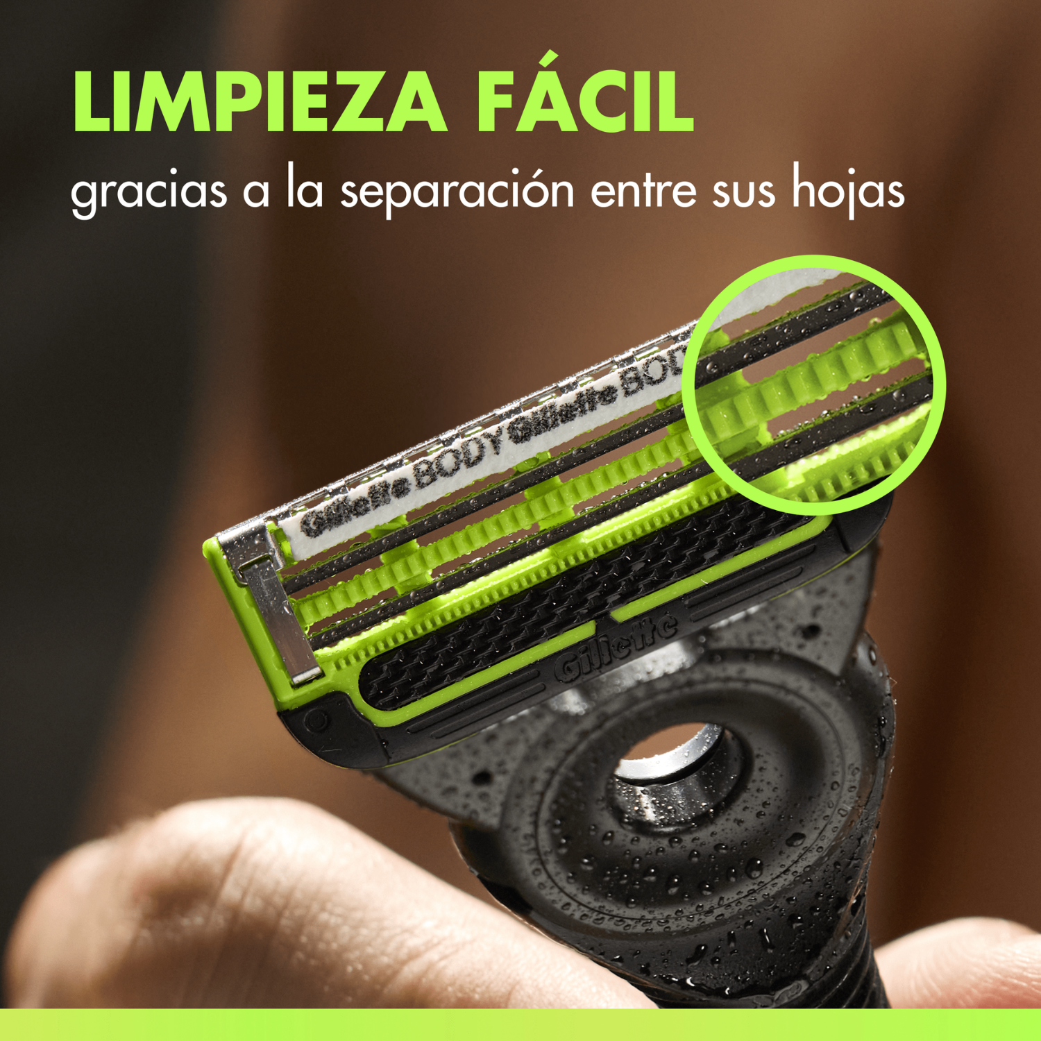 Una maquinilla de afeitar Gillette con cuchillas verdes y negras, mostrando gotas de agua.