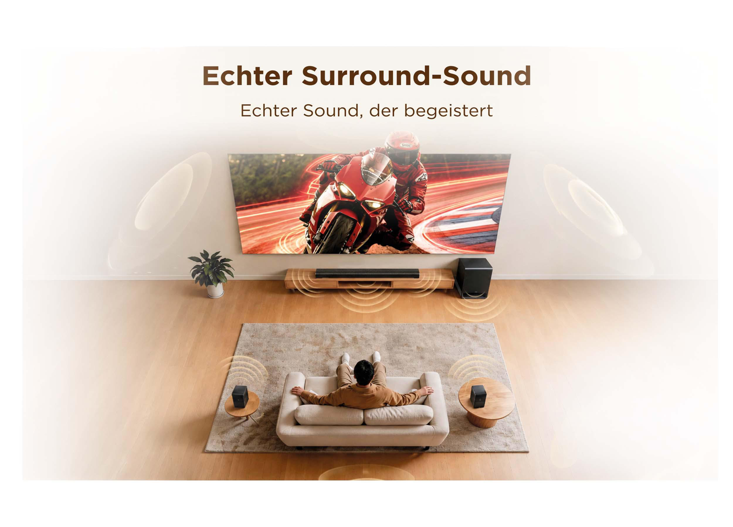 Person sitzt auf Sofa vor Fernseher mit Surround-Sound-System in einem modernen Wohnzimmer.