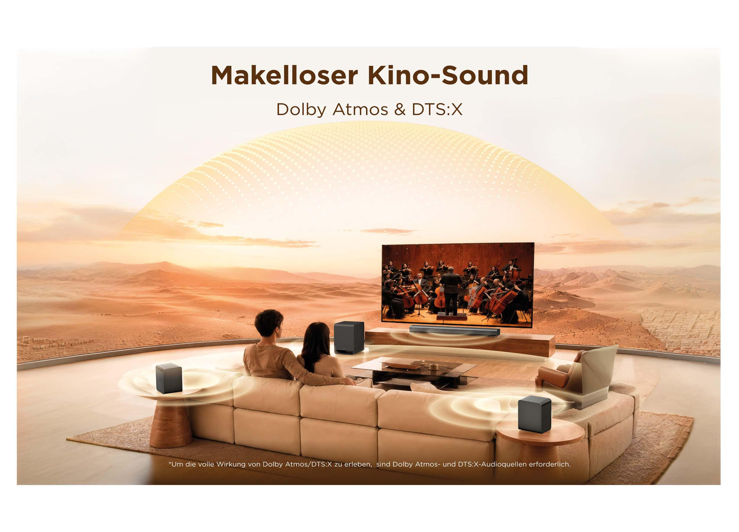 Paar sitzt auf Sofa in modernem Wohnzimmer mit Surround-Sound und Blick auf Wüstenlandschaft.