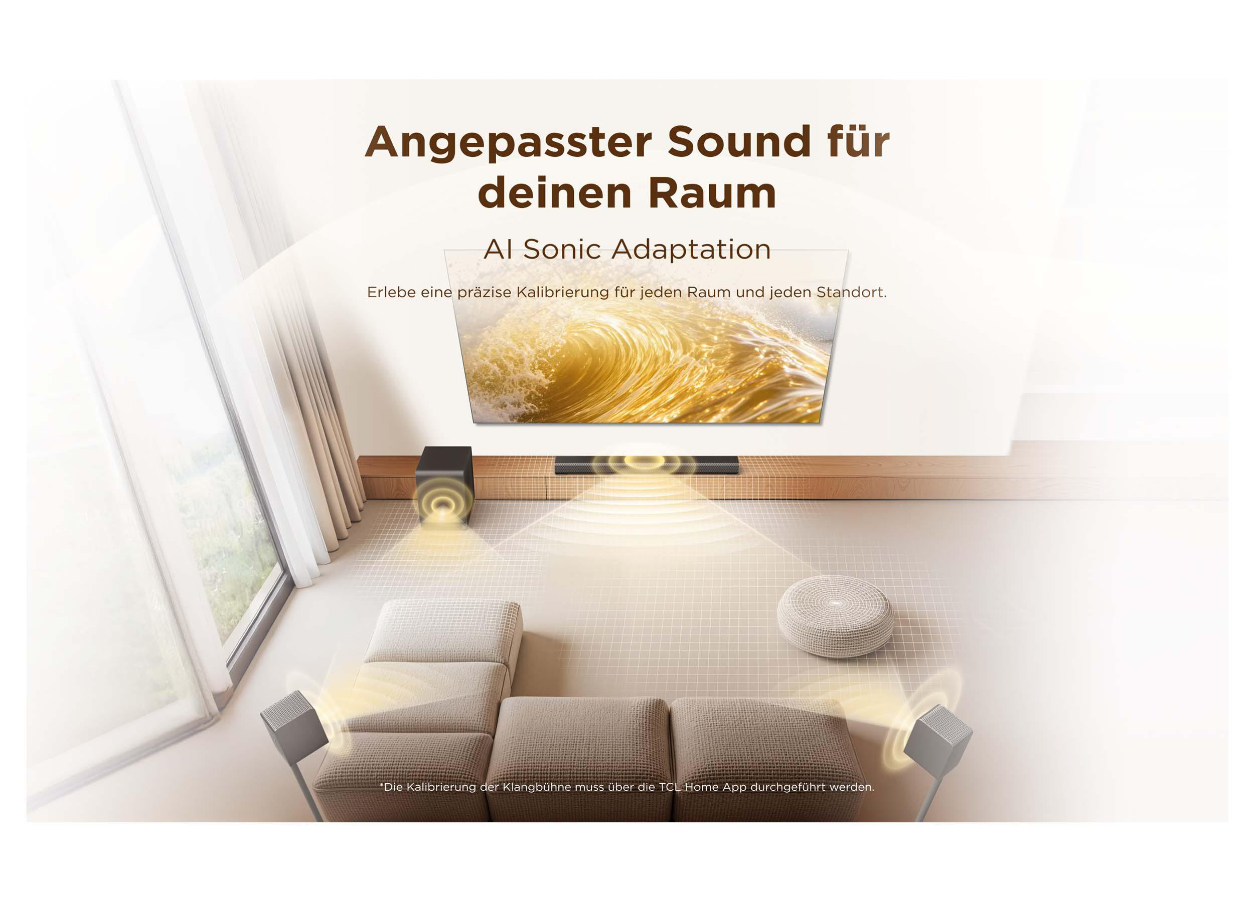 Wohnzimmer mit TV, Soundbar und Lautsprechern, die gelbe Schallwellen ausstrahlen.