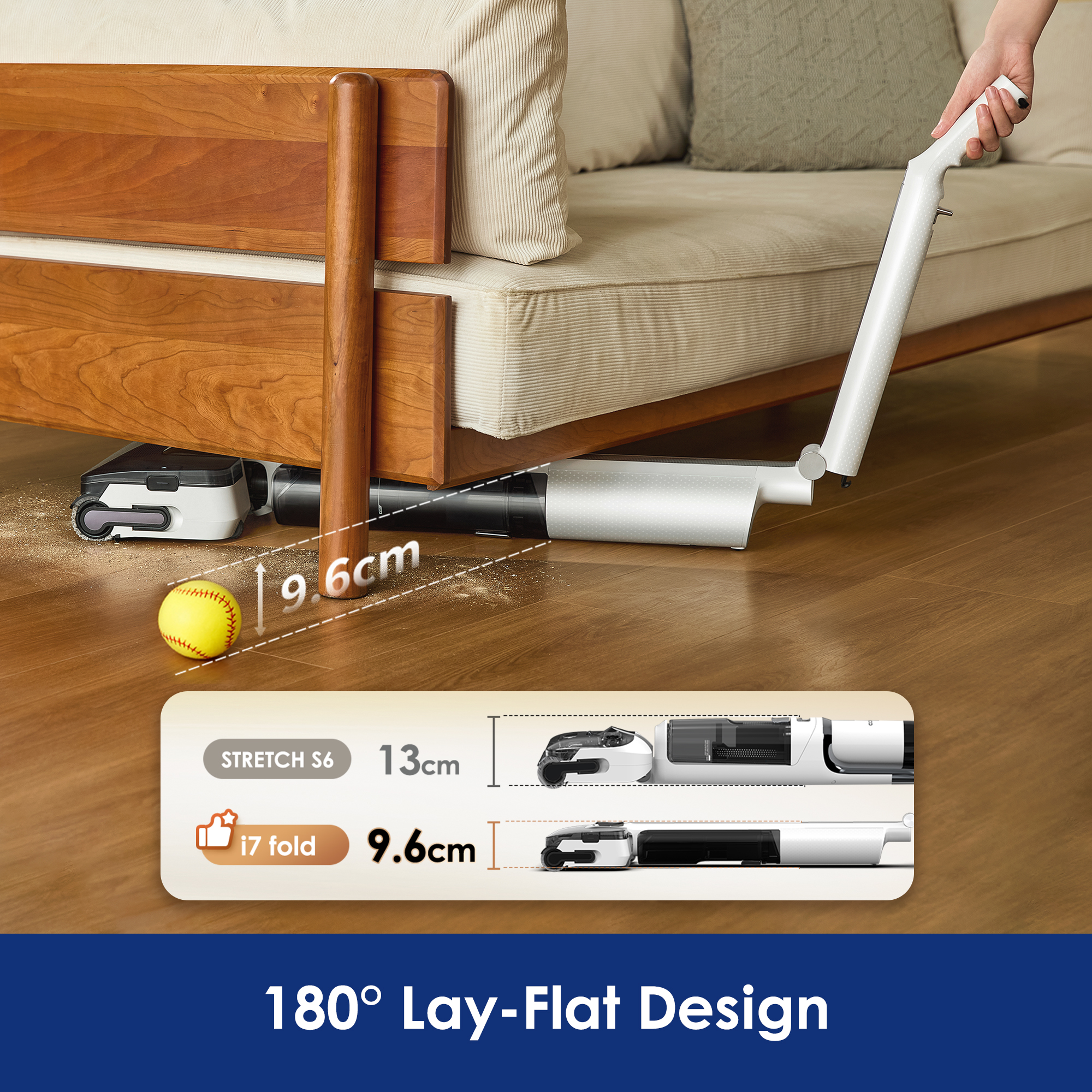 Ein flacher Staubsauger reinigt unter einem Sofa, mit Dimensionsvergleich unten.