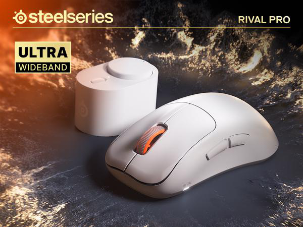 Eine weiße SteelSeries Rival Pro Gaming-Maus und Basisstation auf steinigem Untergrund mit orangen Akzenten.