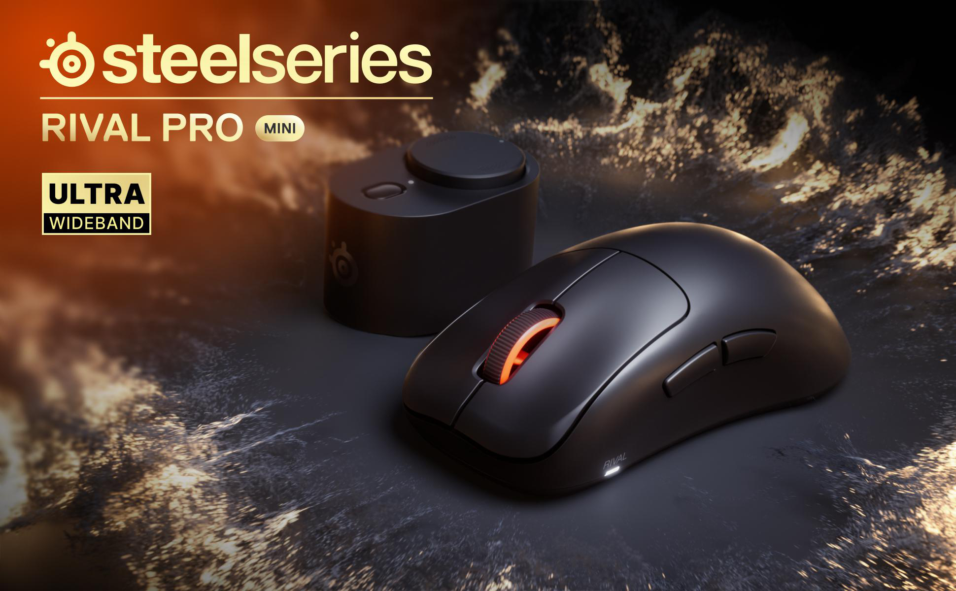 Schwarze SteelSeries Rival Pro Mini Maus und Ladestation vor dunklem Hintergrund mit orangem Licht.