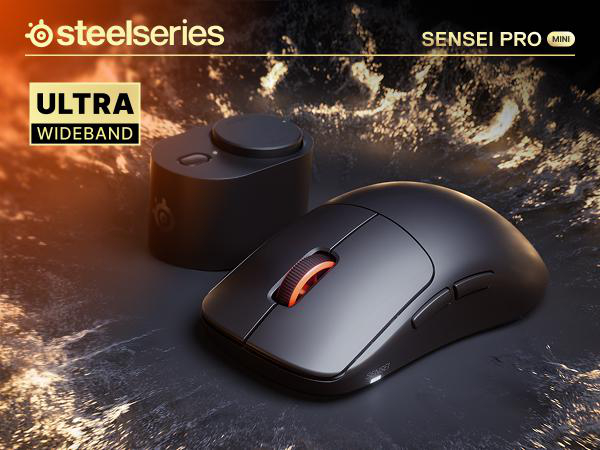 Schwarze SteelSeries Sensei Pro Mini Gaming-Maus mit Ladestation vor feurigem Hintergrund.