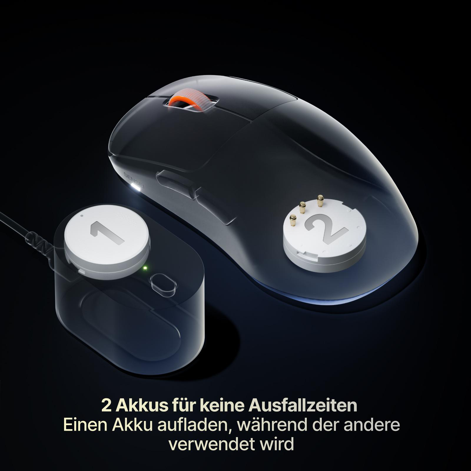 Transparente Gaming-Maus mit zwei Wechselakkus in einer Ladestation auf schwarzem Hintergrund.