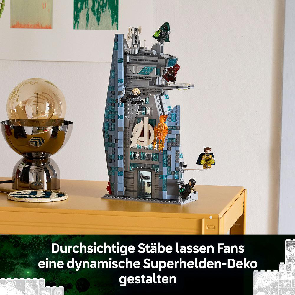 Ein Lego Avengers Turm mit mehreren Minifiguren steht auf einem gelben Tisch neben einer Lampe.