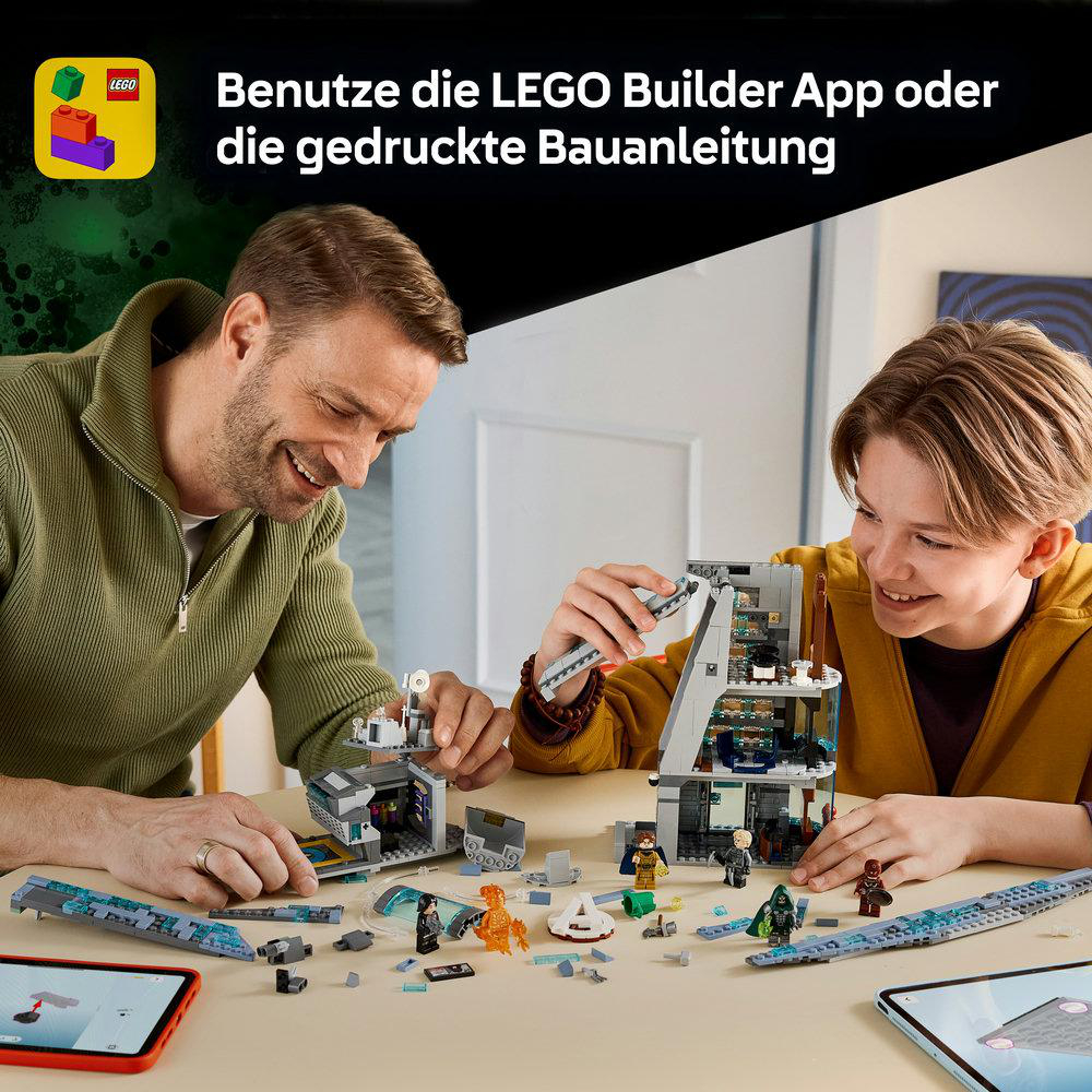 Vater und Sohn bauen zusammen ein LEGO-Set und schauen auf Anleitung und Tablets.