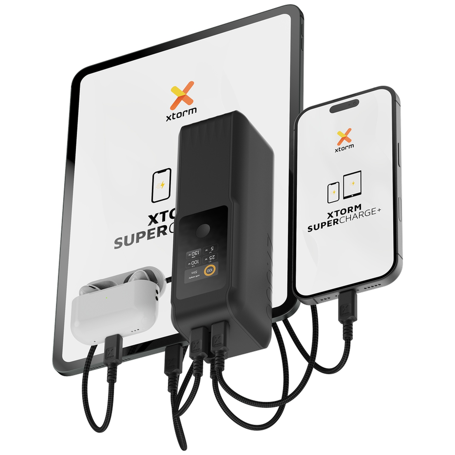 Batterie externe Xtorm noire chargeant une tablette, un smartphone et des écouteurs via des câbles noirs.