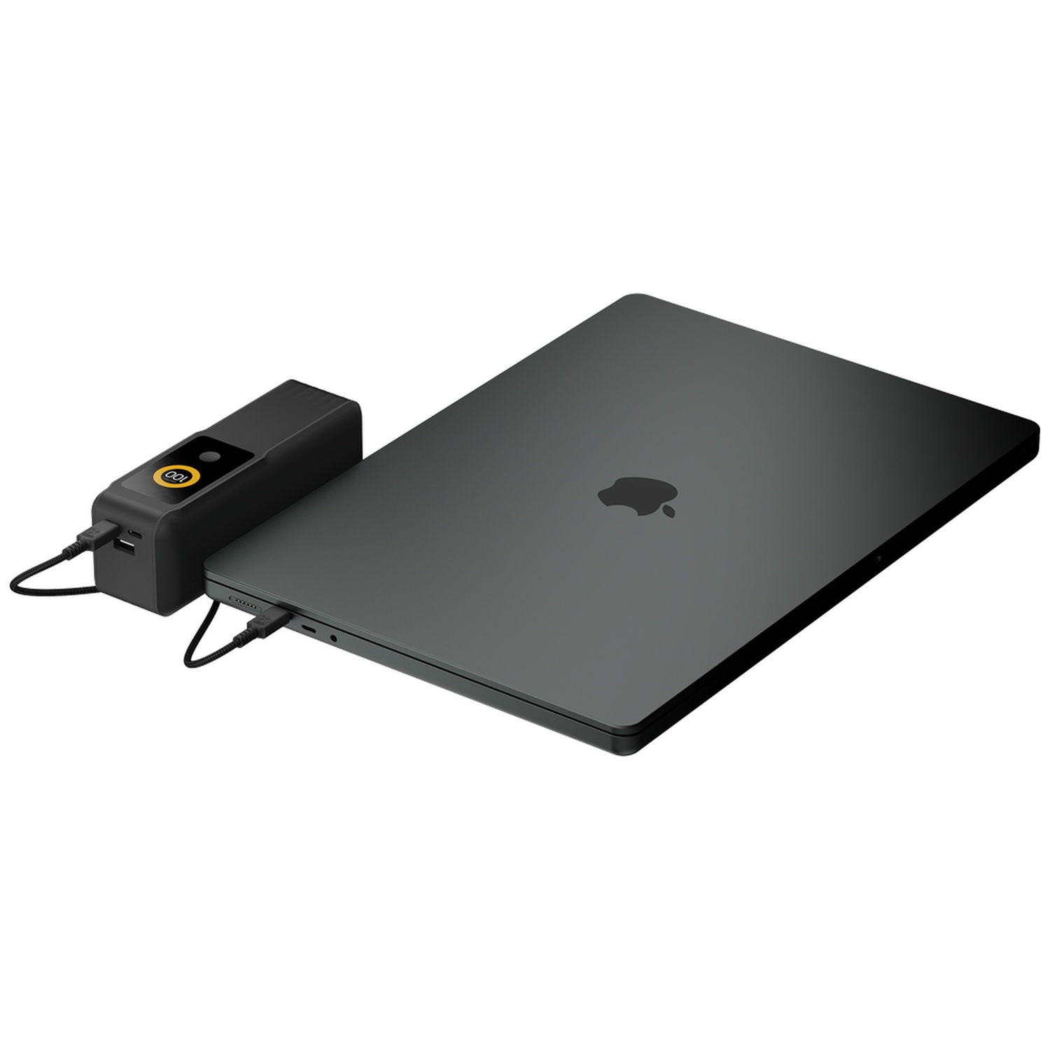 Un MacBook noir est relié par des câbles à une batterie externe noire.