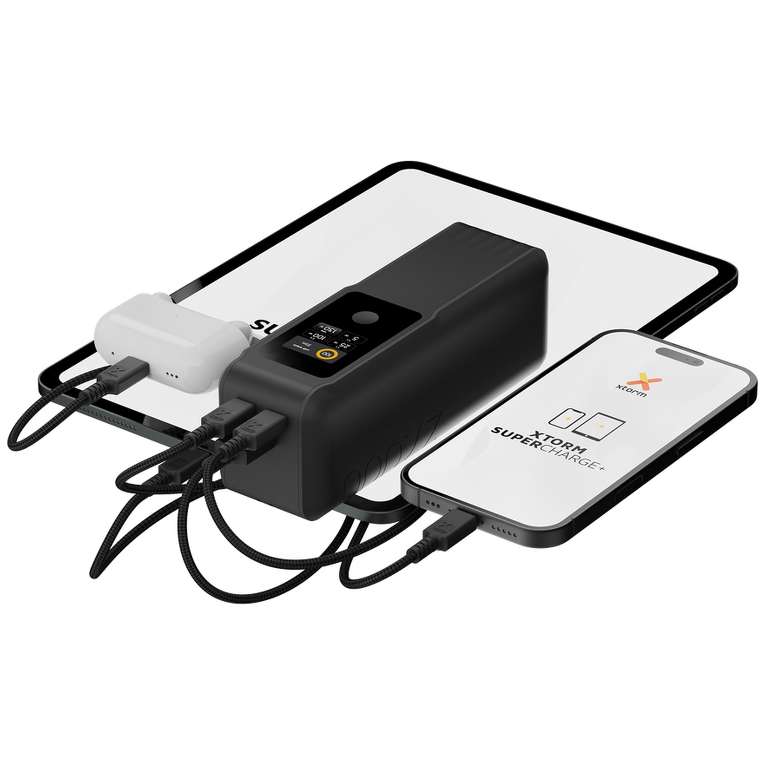 Une batterie externe noire avec écran numérique charge un smartphone, des écouteurs sans fil et une tablette.