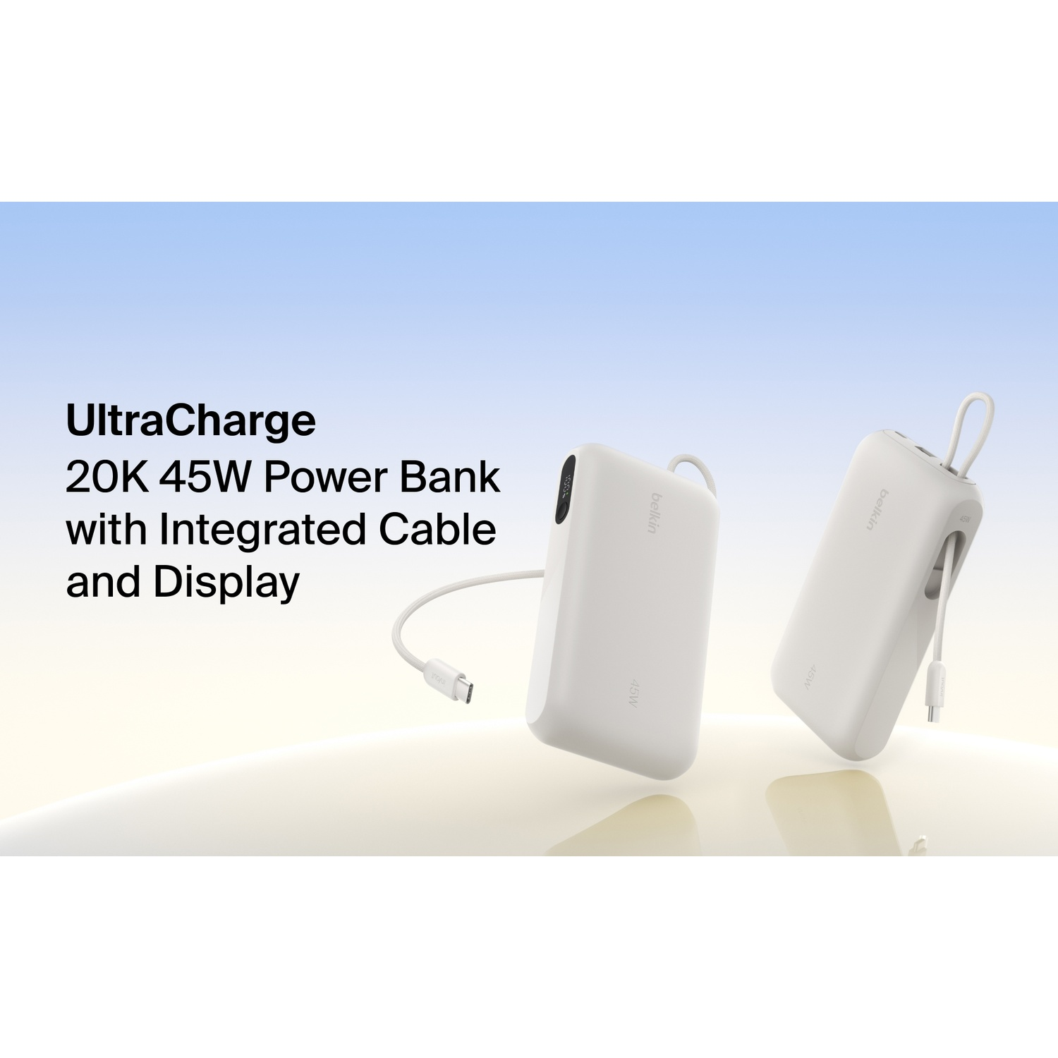 Batterie externe Belkin UltraCharge 20K 45W avec câble intégré et écran sur fond bleu.