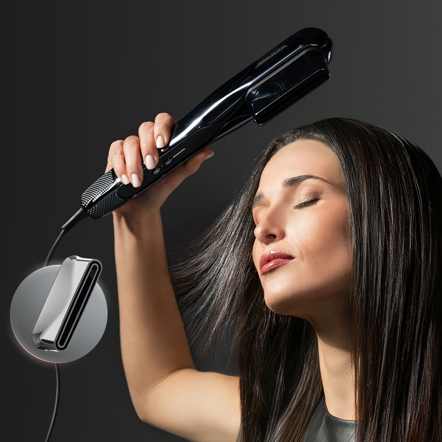 Una donna tiene uno styler nero vicino ai suoi capelli lunghi e lisci, con un accessorio in primo piano.