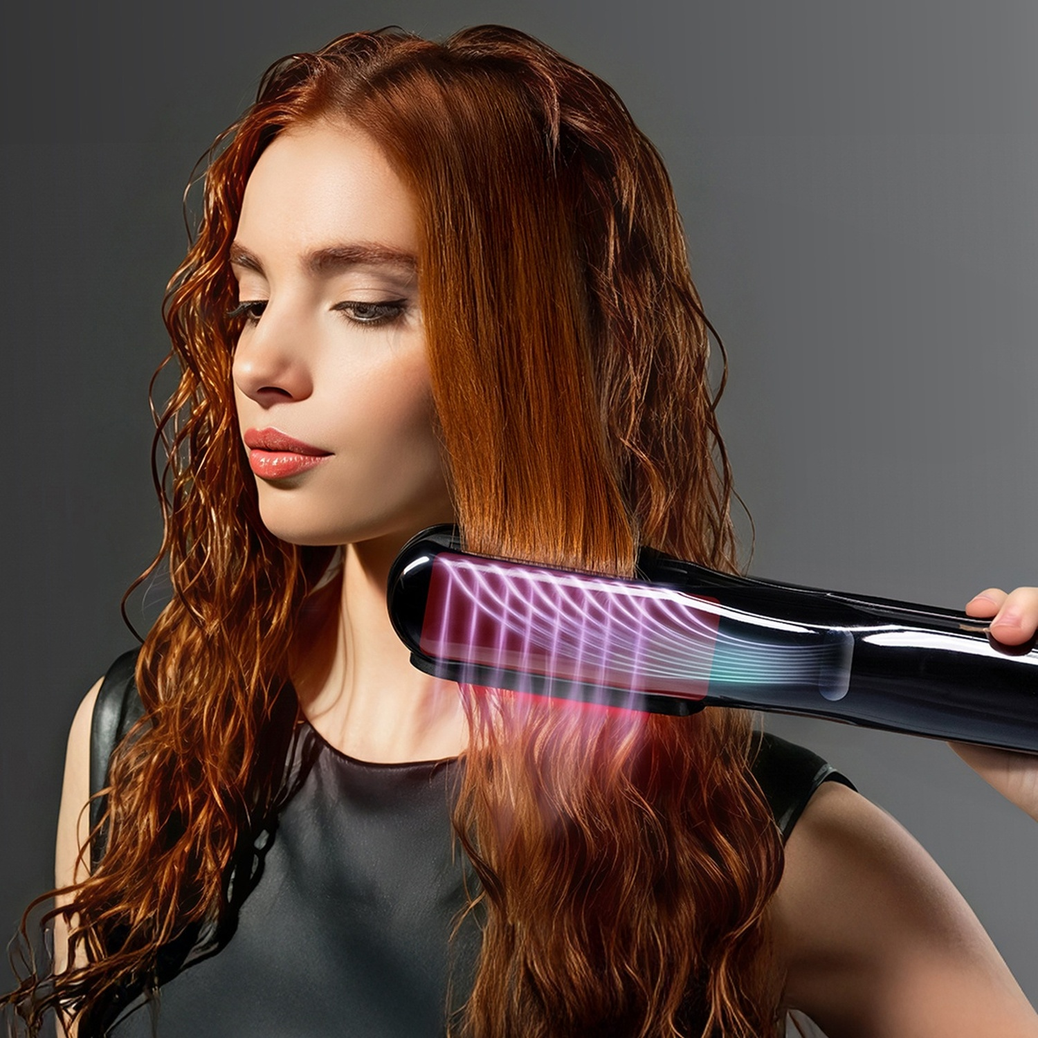 Una donna con i capelli rossi usa una piastra nera con effetti di luce rosa brillante.
