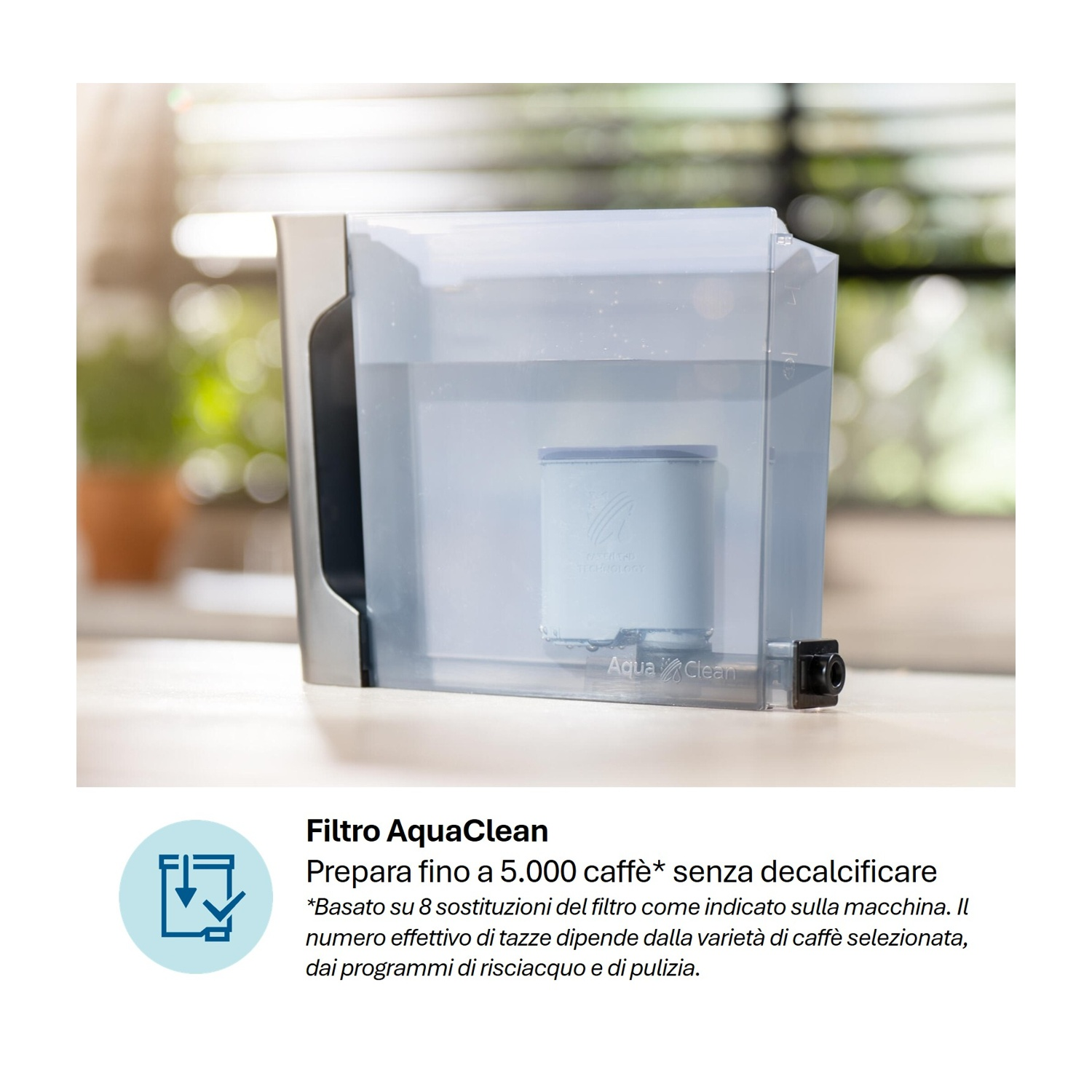 Un filtro dell'acqua AquaClean in un serbatoio trasparente, posizionato su una superficie chiara.
