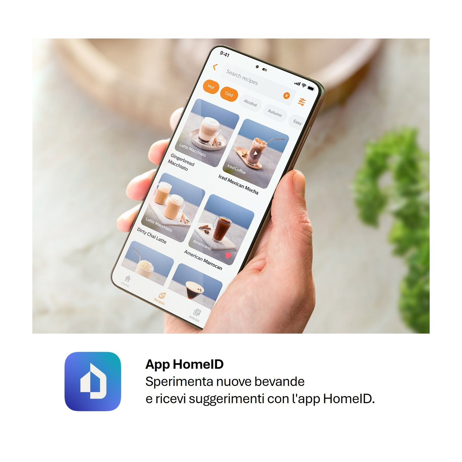 Una mano tiene uno smartphone con un'app di ricette di caffè.