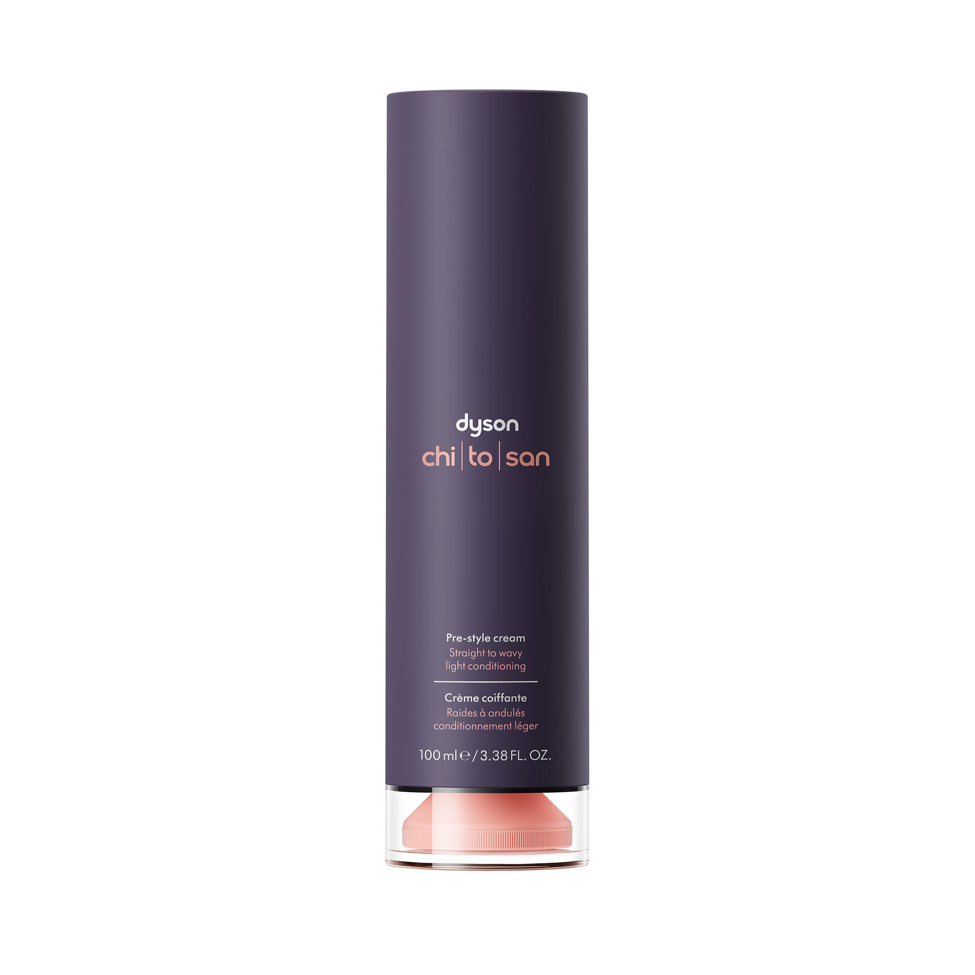 Eine dunkelviolette Dyson Chitosan Pre-Style-Cremeflasche mit rosa Kappe auf weißem Hintergrund.