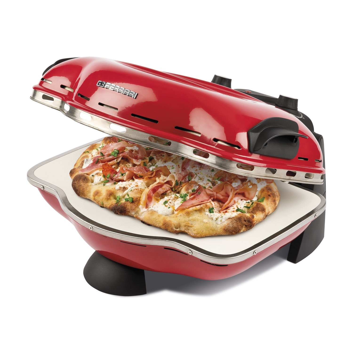 Una macchina per pizza rossa con coperchio aperto, contenente una pizza appena sfornata con prosciutto e formaggio su pietra bianca.