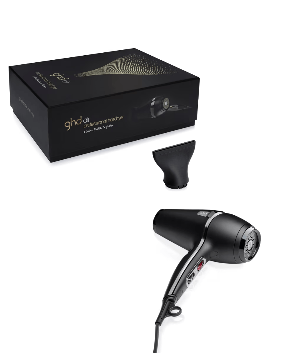 Secador de pelo GHD negro con una boquilla y una caja.