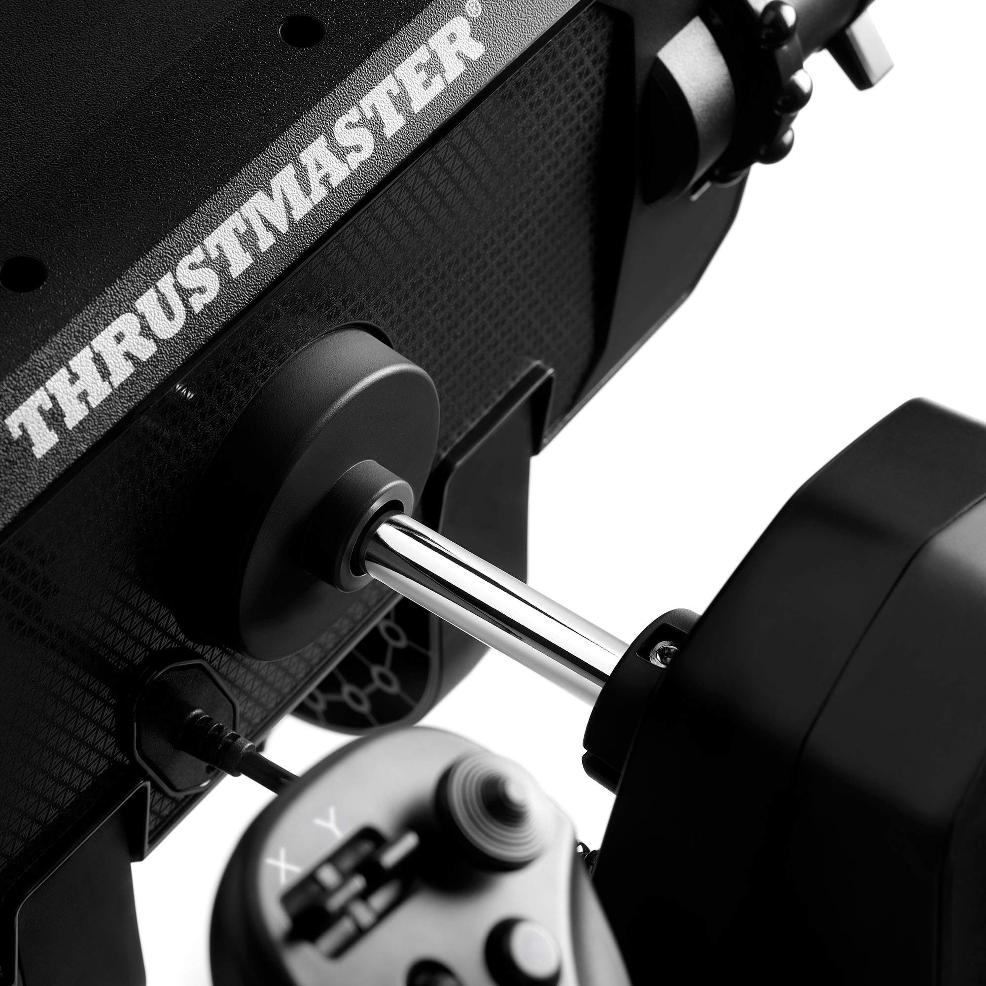 Nahaufnahme einer Thrustmaster-Spieleinheit mit Metallwelle und Controller.