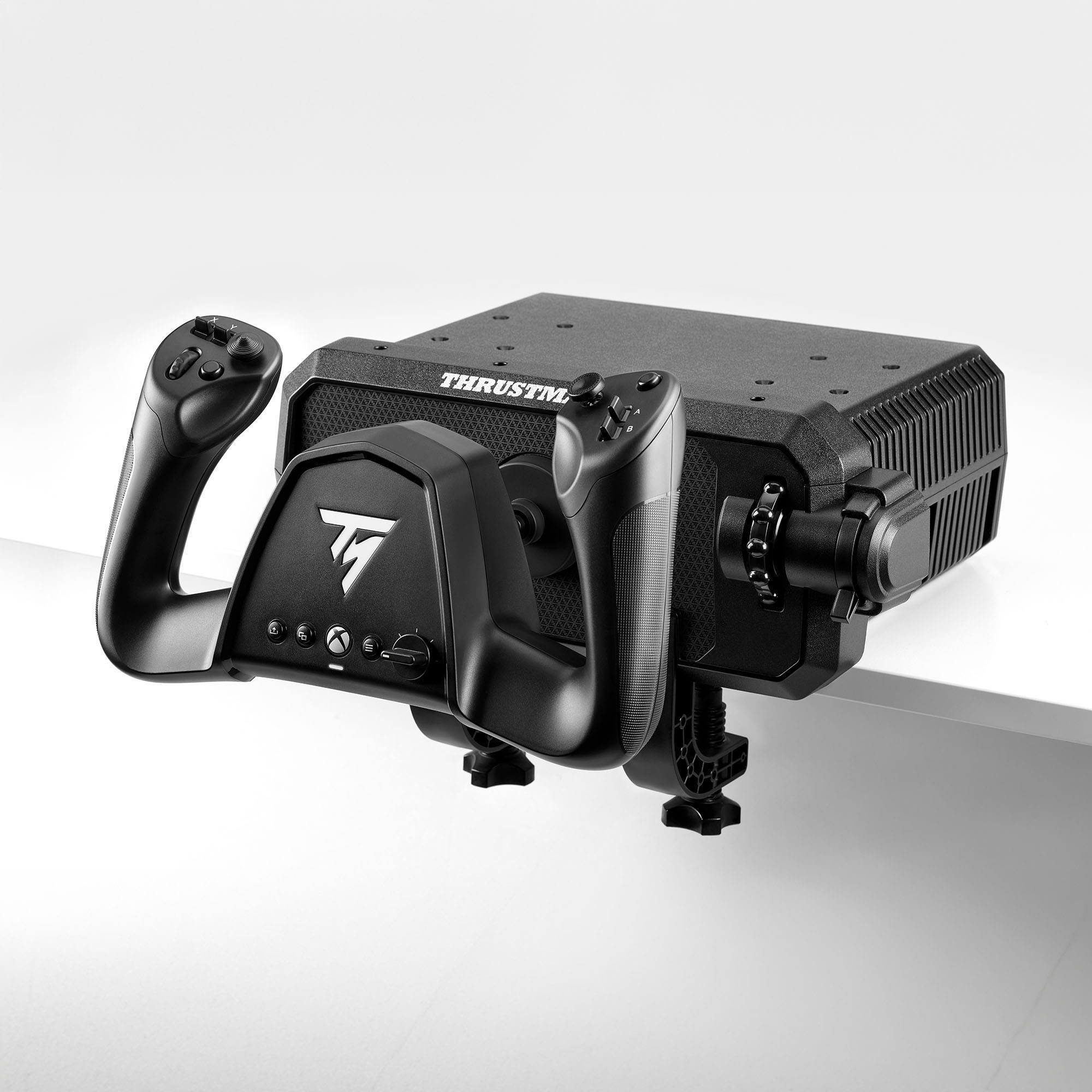 Schwarzes Thrustmaster Flugsteuerungsjoch auf einer weißen Tischplatte montiert.